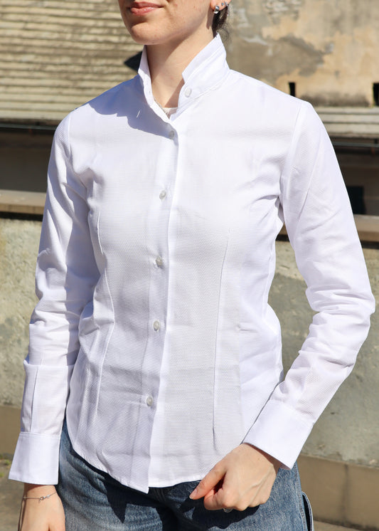 Camicia donna artigianale in cotone Oxford bianco con colletto alla coreana alto, texture materica e vestibilità femminile, realizzata a Genova da Strike Inside, Made in Italy