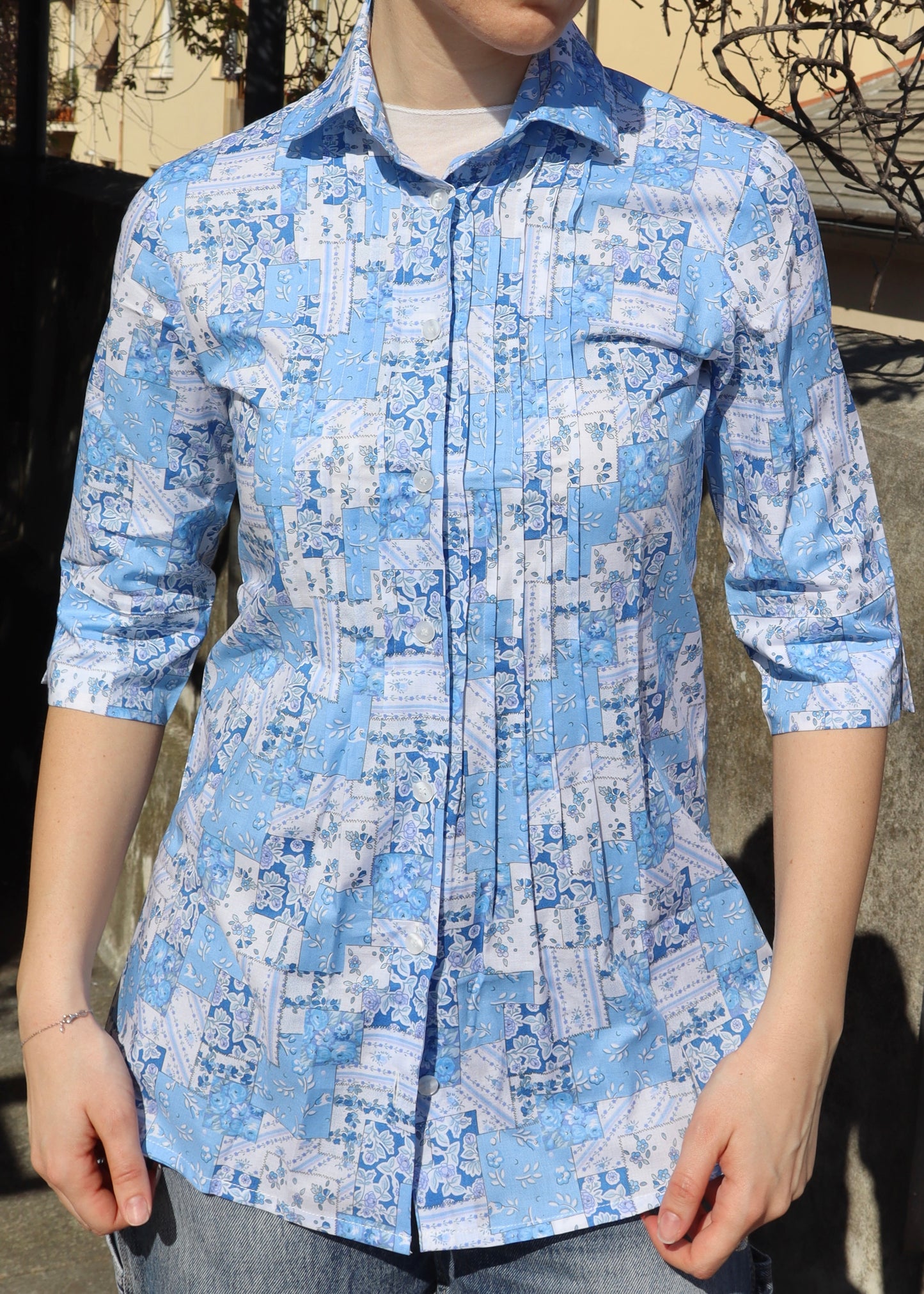 Camicia donna plissé in cotone con fantasia nei toni dell’azzurro, maniche a 3/4, elegante e artigianale, vestibilità femminile, realizzata a Genova da Strike Inside, Made in Italy.