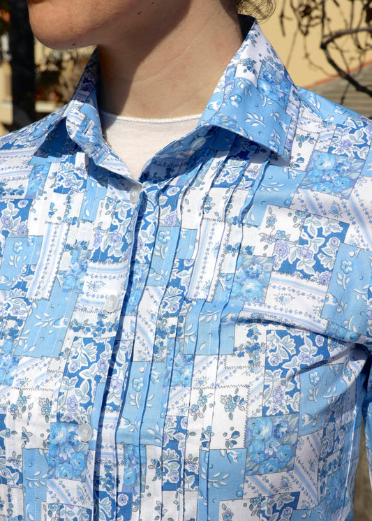 Camicia donna plissé in cotone con fantasia nei toni dell’azzurro, maniche a 3/4, elegante e artigianale, vestibilità femminile, realizzata a Genova da Strike Inside, Made in Italy.