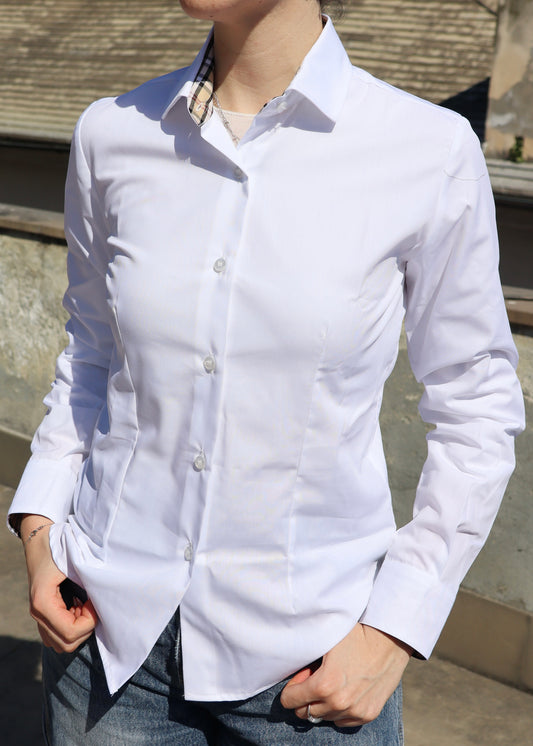 Camicia classica in cotone bianco con dettaglio interno al colletto a fantasia tartan, taglio pulito e vestibilità comoda, made in Italy, elegante e versatile per look formali e casual.