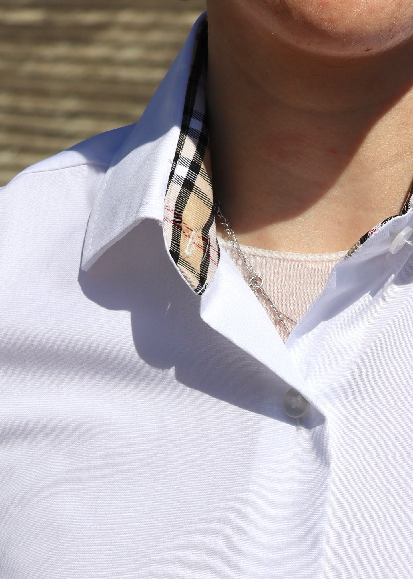 Camicia classica in cotone bianco con dettaglio interno al colletto a fantasia tartan, taglio pulito e vestibilità comoda, made in Italy, elegante e versatile per look formali e casual.
