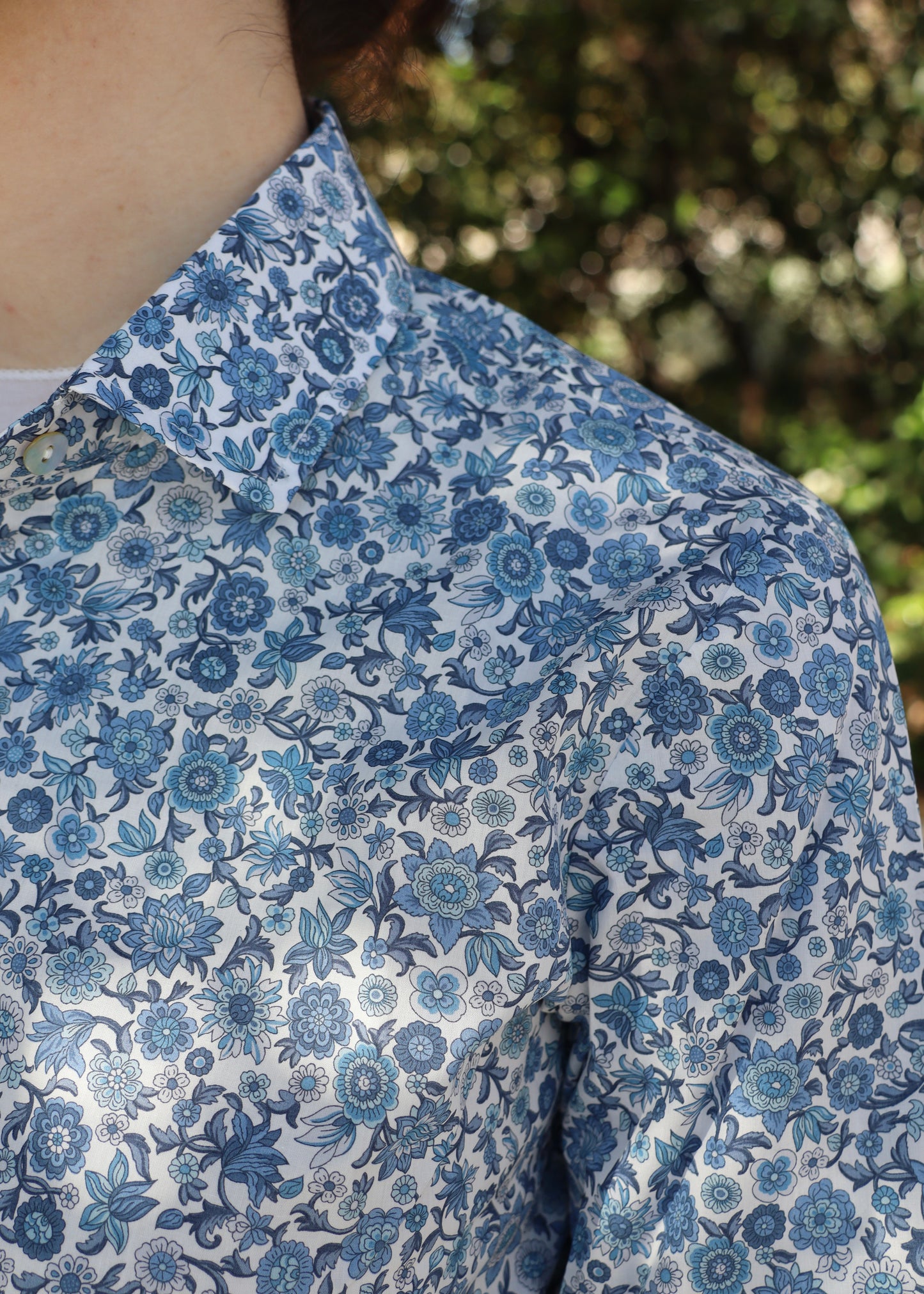 Camicia in cotone Liberty 100% made in Italy con fantasia floreale delicata, design classico e vestibilità comoda, capo artigianale essenziale perfetto per outfit casual e formali.