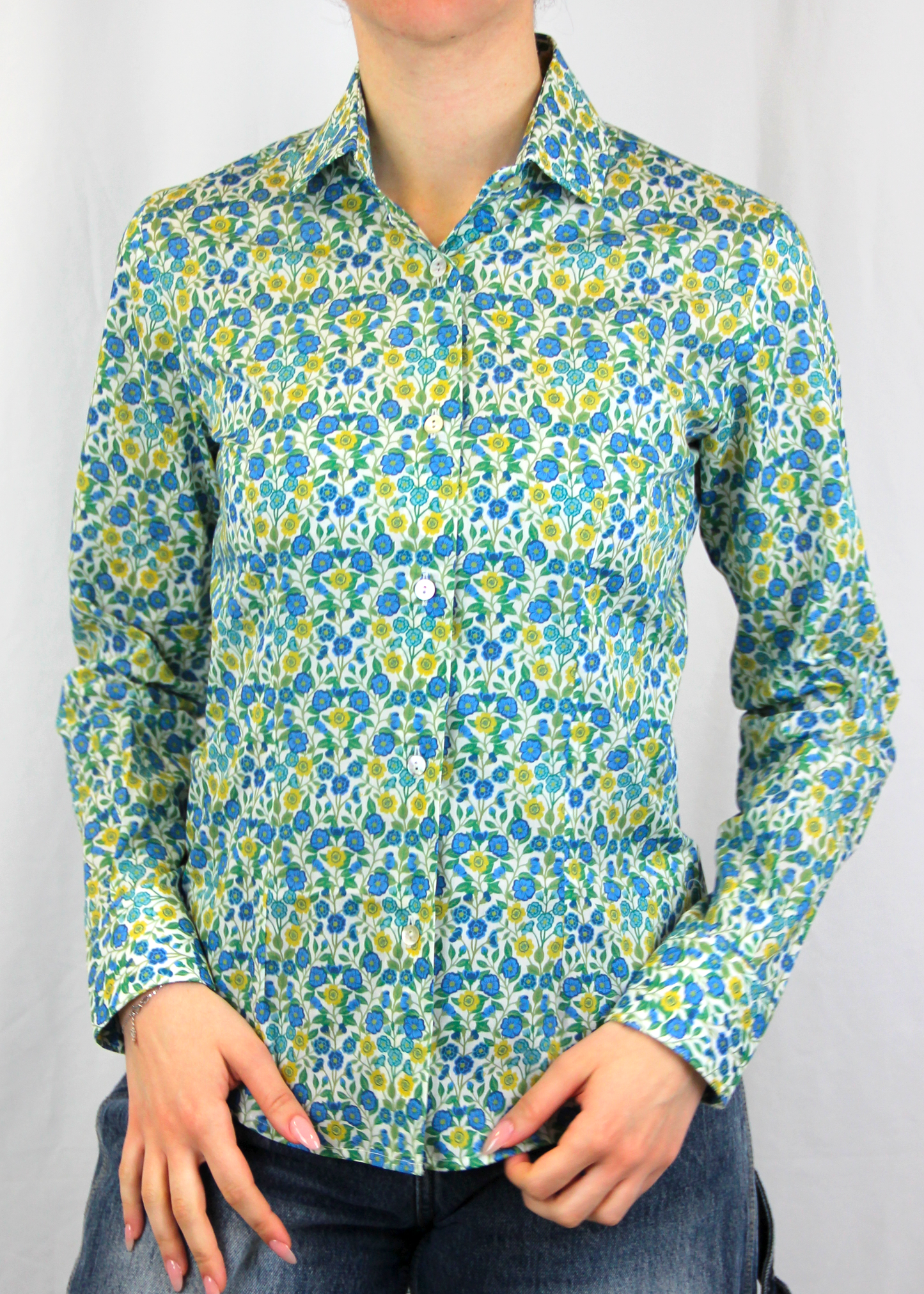 La camicia in cotone Liberty è un capo essenziale, realizzato artigianalmente in Italia in 100% cotone di alta qualità. La fantasia millefiori nei toni dell'azzurro e del grigio aggiunge un tocco elegante e raffinato. Con il suo taglio classico, è perfetta per outfit casual o formali, garantendo comfort, traspirabilità e una vestibilità impeccabile. Made in Italy, unisce eleganza e tradizione.
