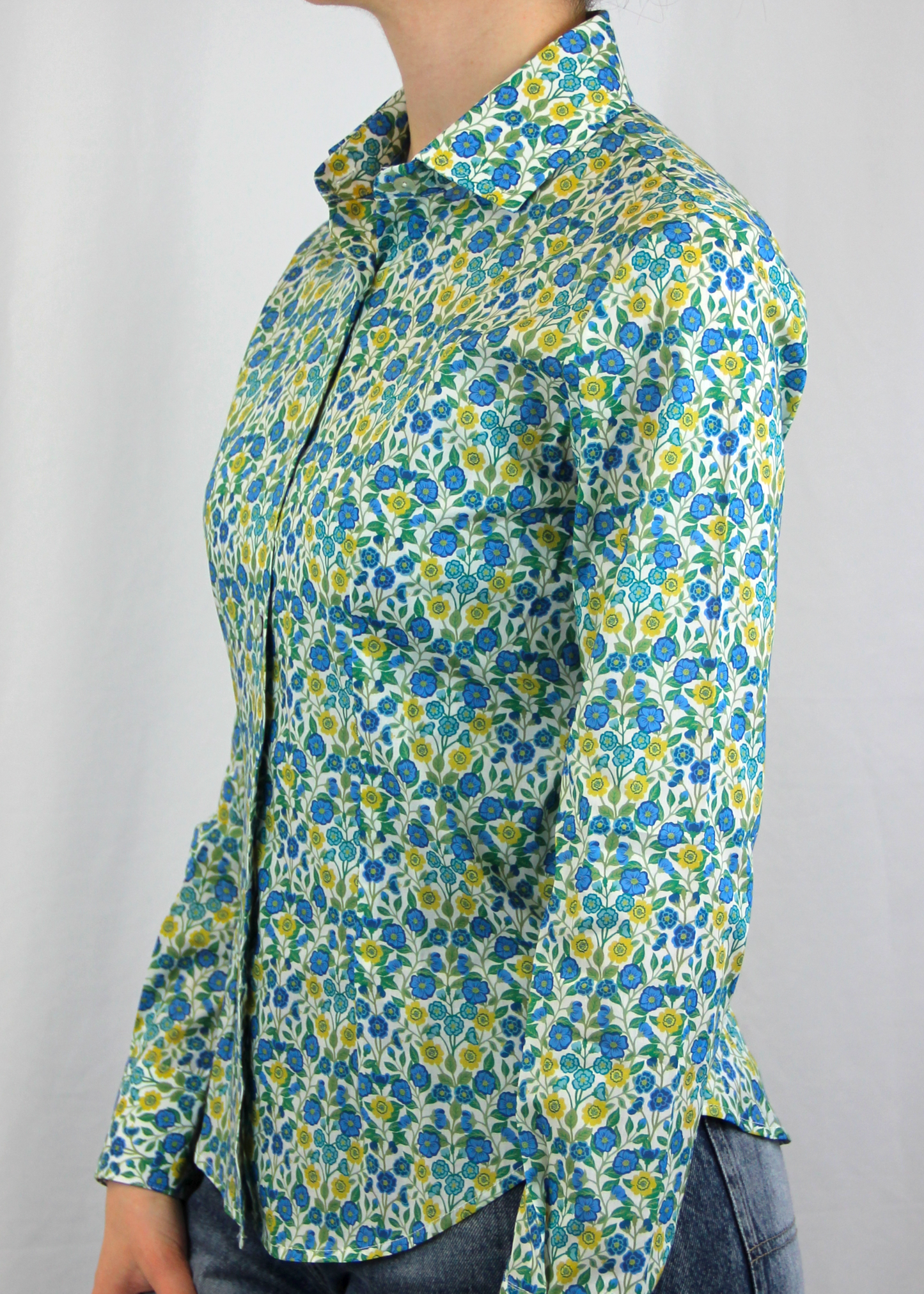 La camicia in cotone Liberty è un capo essenziale, realizzato artigianalmente in Italia in 100% cotone di alta qualità. La fantasia millefiori nei toni dell'azzurro e del grigio aggiunge un tocco elegante e raffinato. Con il suo taglio classico, è perfetta per outfit casual o formali, garantendo comfort, traspirabilità e una vestibilità impeccabile. Made in Italy, unisce eleganza e tradizione.