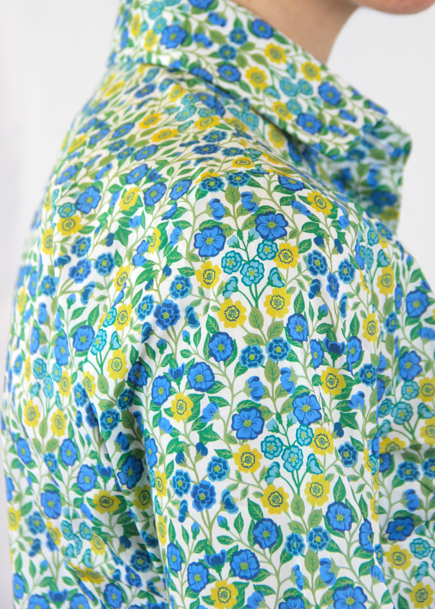 La camicia in cotone Liberty è un capo essenziale, realizzato artigianalmente in Italia in 100% cotone di alta qualità. La fantasia millefiori nei toni dell'azzurro e del grigio aggiunge un tocco elegante e raffinato. Con il suo taglio classico, è perfetta per outfit casual o formali, garantendo comfort, traspirabilità e una vestibilità impeccabile. Made in Italy, unisce eleganza e tradizione.