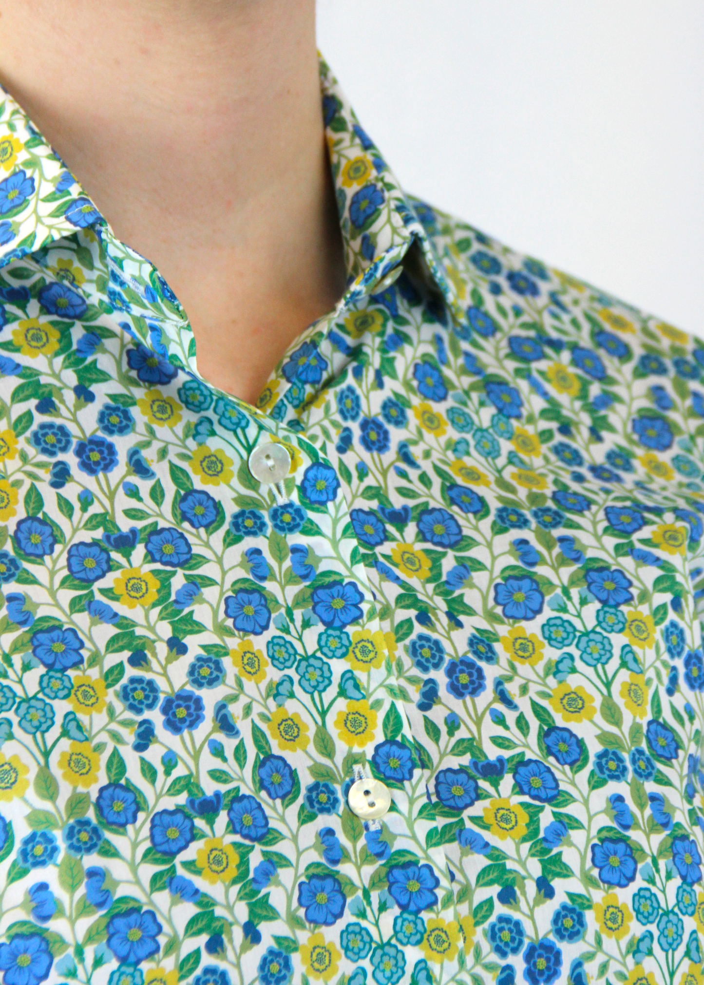 La camicia in cotone Liberty è un capo essenziale, realizzato artigianalmente in Italia in 100% cotone di alta qualità. La fantasia millefiori nei toni dell'azzurro e del grigio aggiunge un tocco elegante e raffinato. Con il suo taglio classico, è perfetta per outfit casual o formali, garantendo comfort, traspirabilità e una vestibilità impeccabile. Made in Italy, unisce eleganza e tradizione.