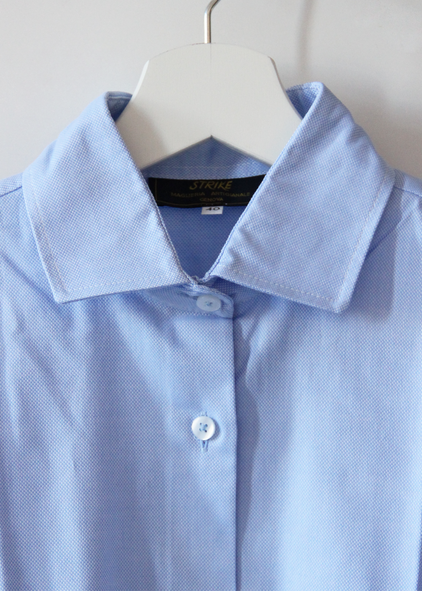 Camicia classica Strike Inside in tessuto Oxford di alta qualità realizzato nella nostra maglieria artigliale a genova, un capo essenziale dal design intramontabile, perfetto per ogni occasione. Offre una vestibilità comoda e un look raffinato, mantenendo una struttura solida e traspirante. Ideale per un look elegante e versatile, è la scelta perfetta per chi cerca comfort e stile senza tempo
