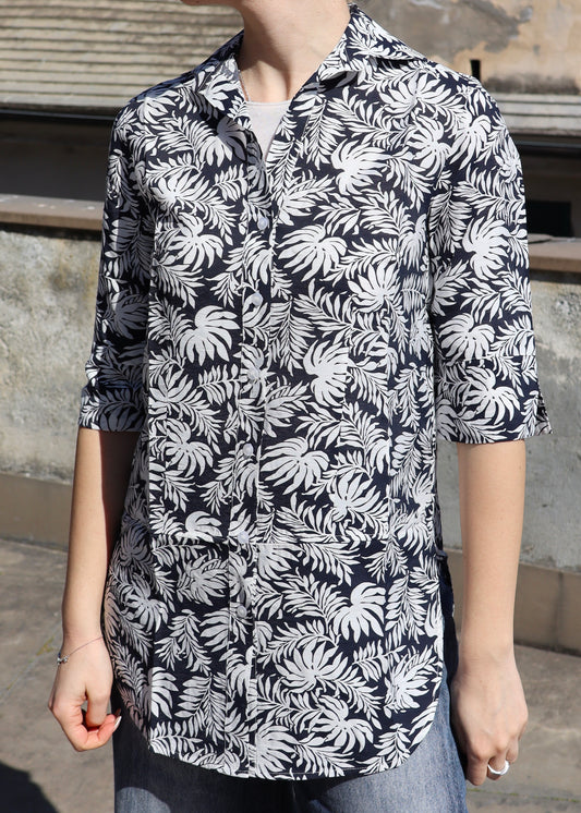 Camicione in cotone con fantasia a foglie nero e bianco, taglio ampio e leggero, vestibilità comoda e versatile, made in Italy, ideale per look casual ed eleganti.