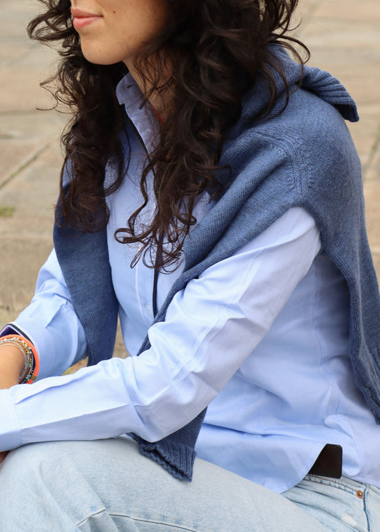 Cardigan Strike Inside con colletto a coste, realizzato in 100% lana merino di alta qualità nella nostra maglieria artigianale di Genova. Questo cardigan combina stile senza tempo e praticità, offrendo una morbidezza eccezionale e un comfort termico superiore, ideale per ogni stagione. Perfetto per chi cerca un capo elegante e versatile, è l'ideale per look casual-chic