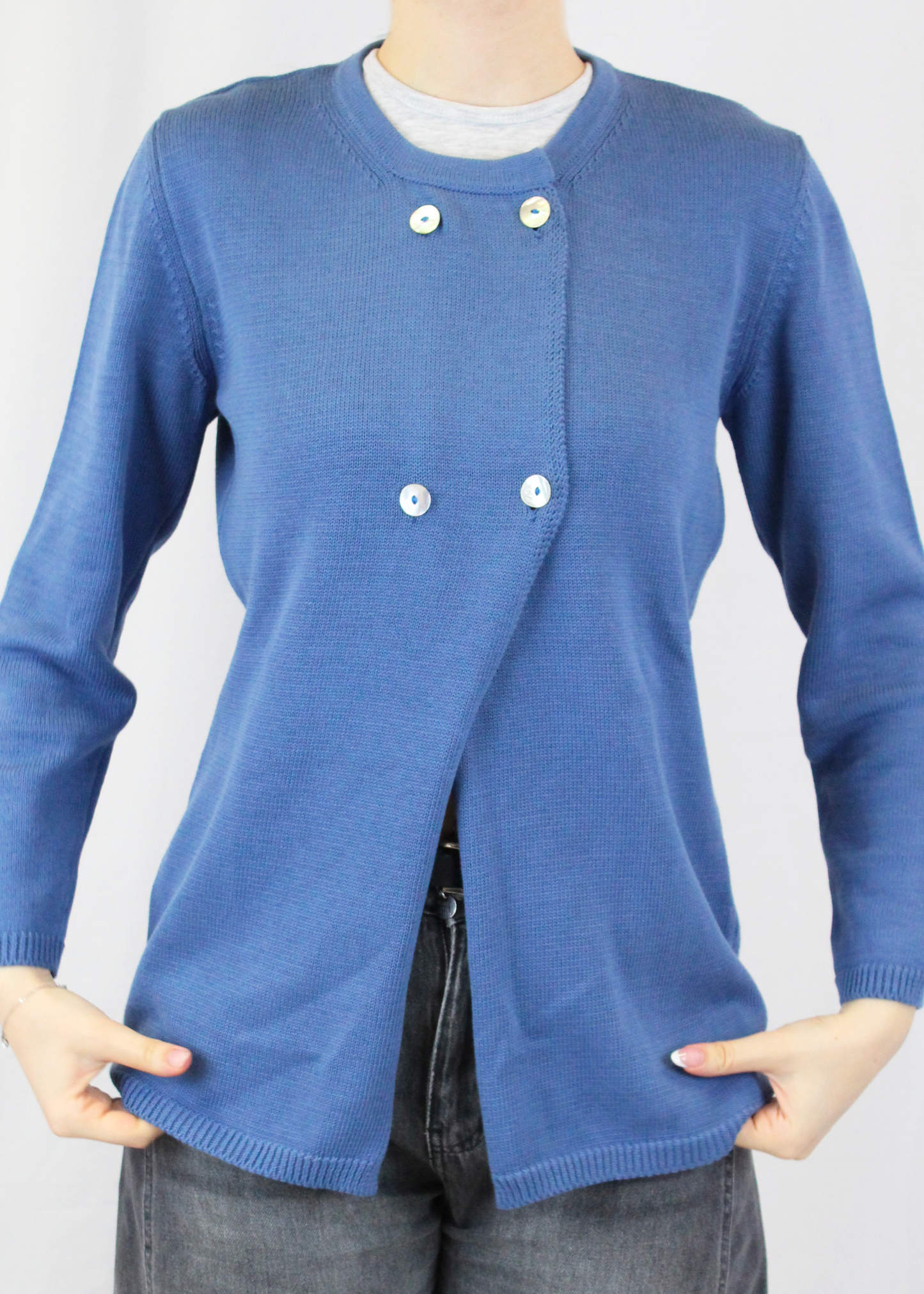 Cardigan artigianale doppiopetto in 100% cotone, con design elegante e quattro bottoni frontali. Morbido, traspirante e versatile, ideale per ogni stagione. Realizzato con cura dalla maglieria artigianale di Genova di Strike Inside. Made in Italy.