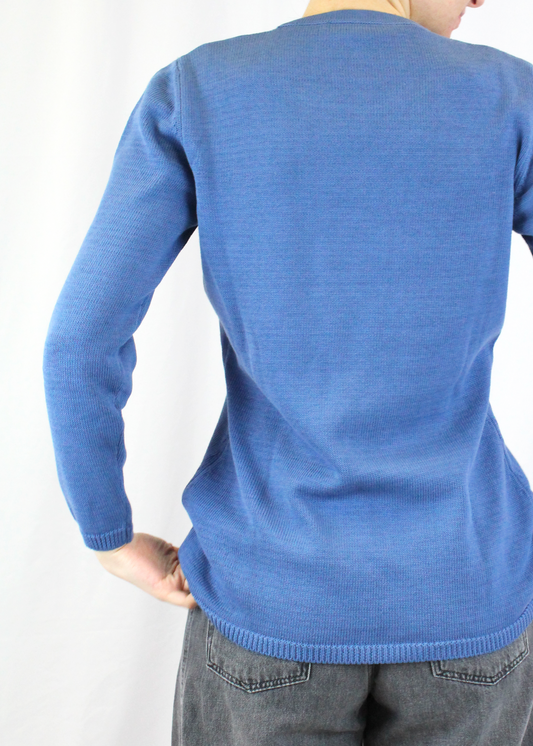 Cardigan artigianale doppiopetto in 100% cotone, con design elegante e quattro bottoni frontali. Morbido, traspirante e versatile, ideale per ogni stagione. Realizzato con cura dalla maglieria artigianale di Genova di Strike Inside. Made in Italy.