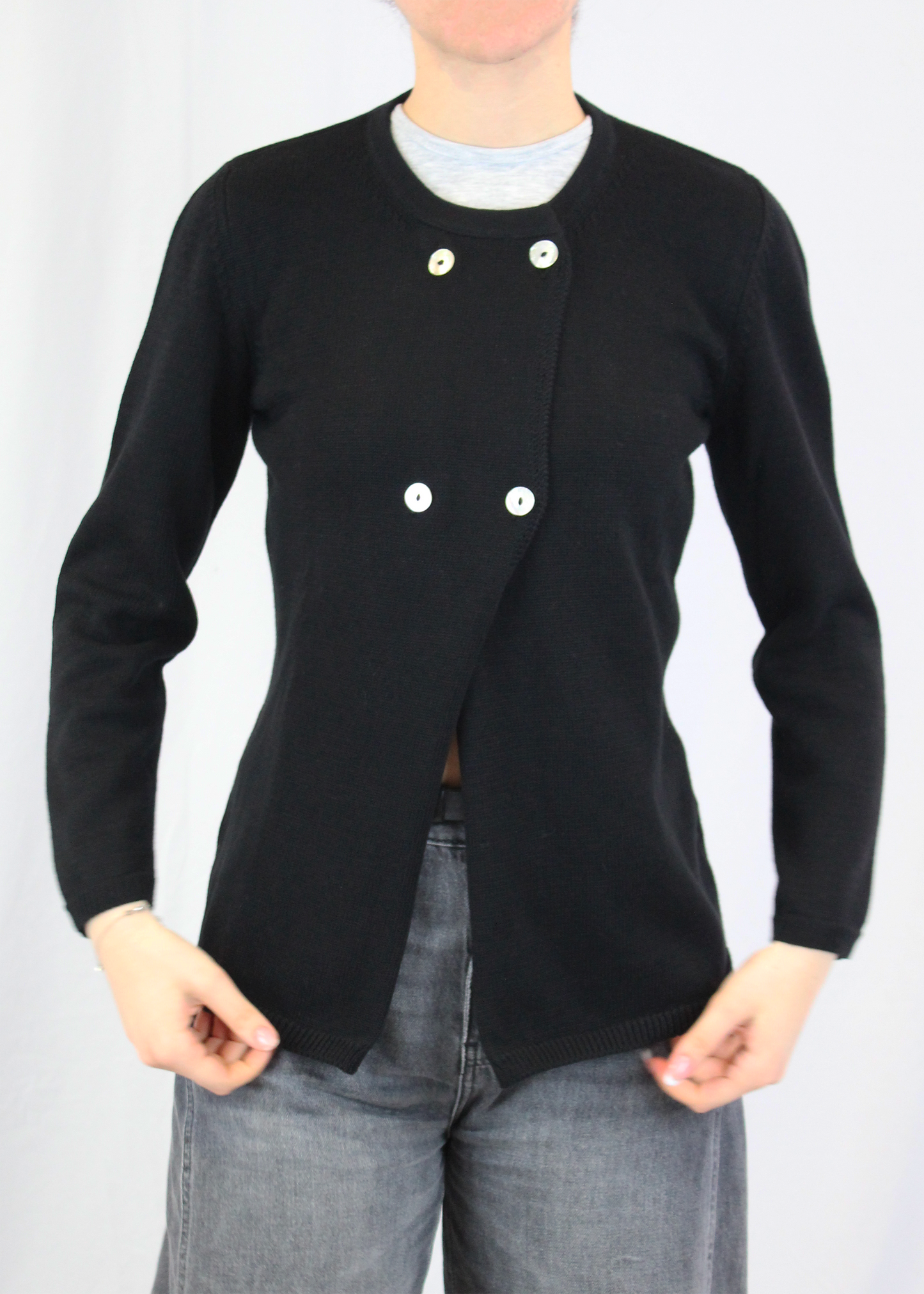 Cardigan artigianale doppiopetto in 100% cotone, con design elegante e quattro bottoni frontali. Morbido, traspirante e versatile, ideale per ogni stagione. Realizzato con cura dalla maglieria artigianale di Genova di Strike Inside. Made in Italy.