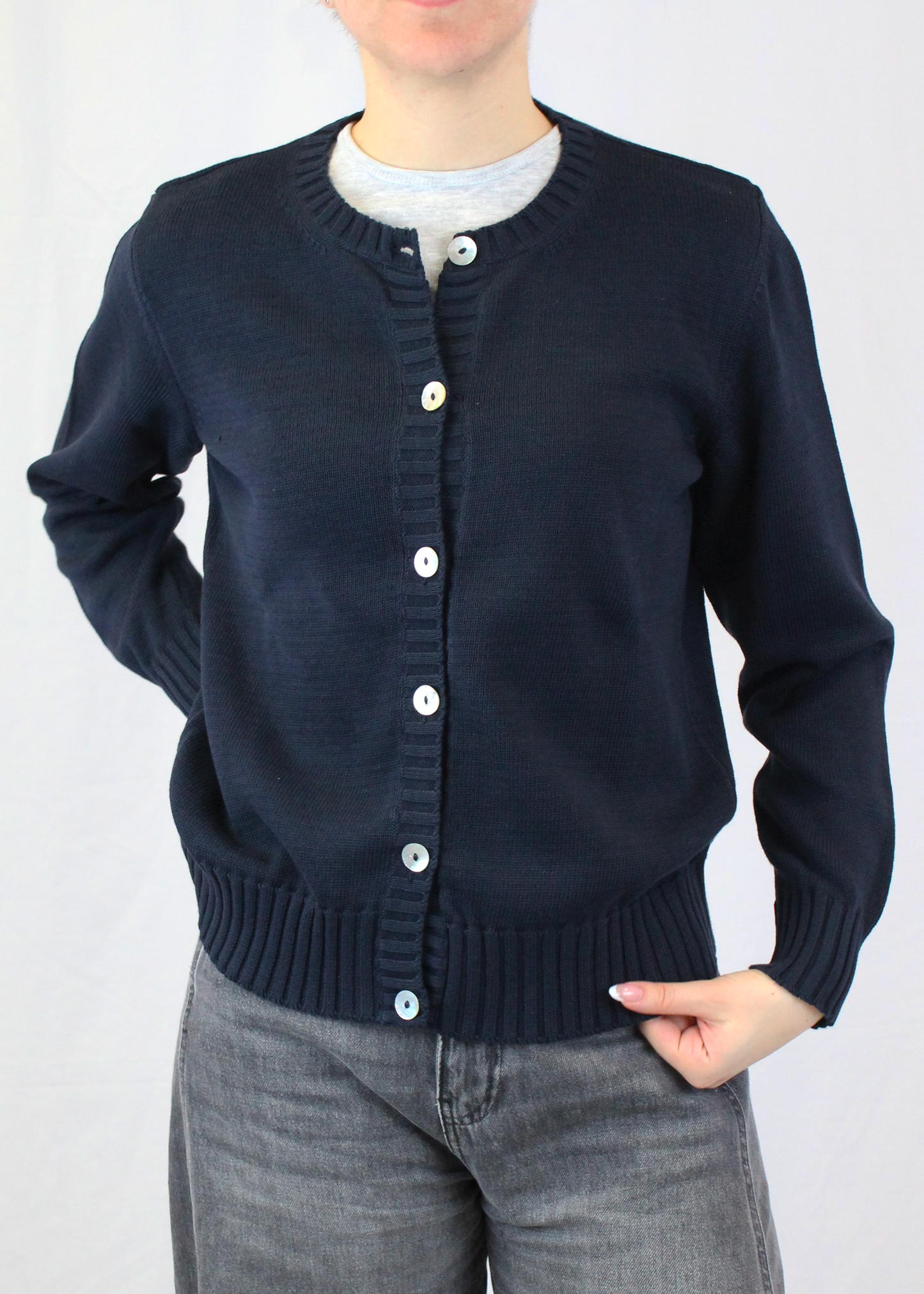 Cardigan artigianale girocollo in 100% cotone, con bottoni frontali e dettagli a coste su fondo e maniche. Morbido, traspirante e resistente, ideale per ogni stagione. Perfetto in coordinato con la t-shirt girocollo a maniche corte in cotone. Realizzato con cura dalla maglieria artigianale di Genova di Strike Inside. Made in Italy.