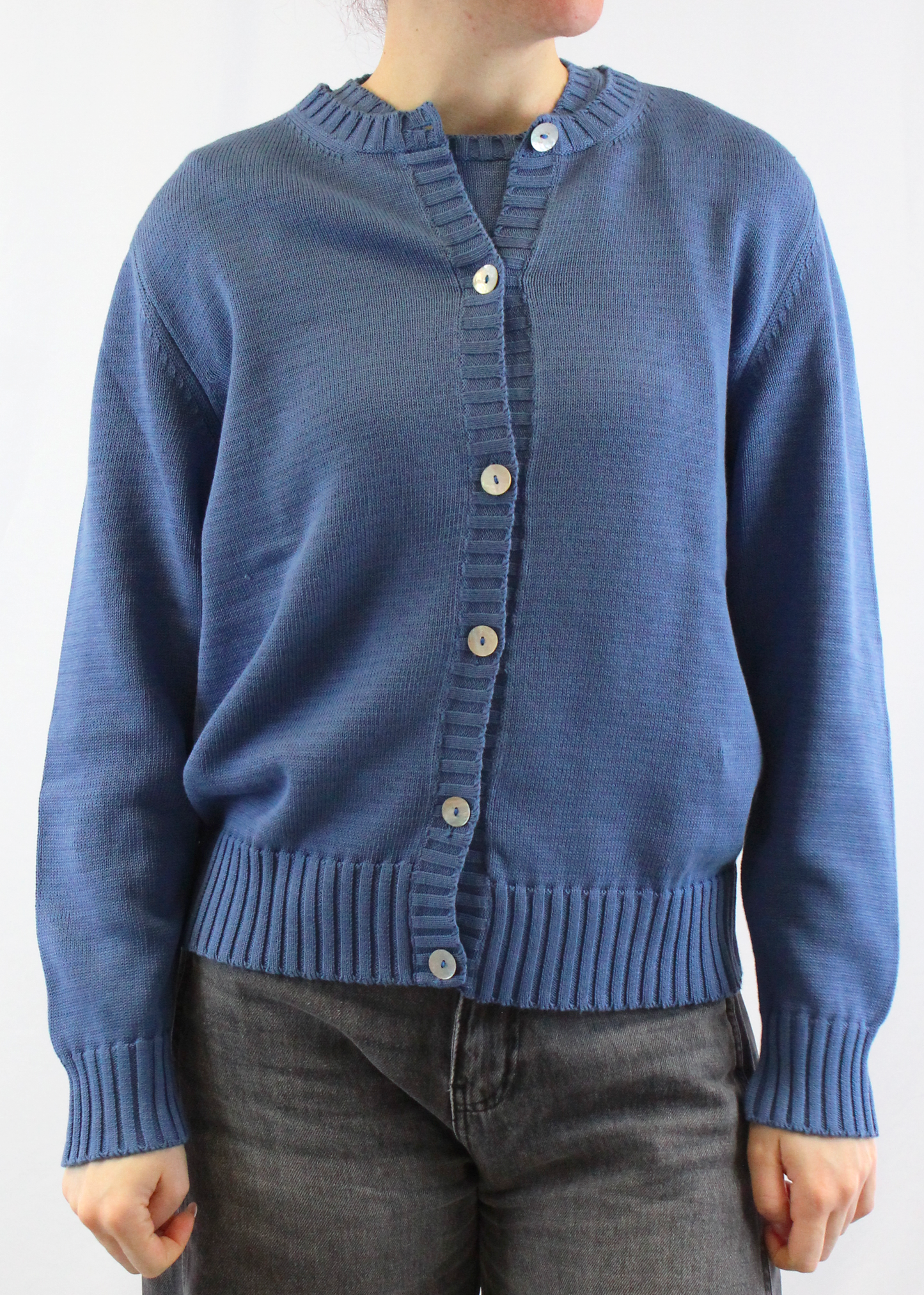 Cardigan artigianale girocollo in 100% cotone, con bottoni frontali e dettagli a coste su fondo e maniche. Morbido, traspirante e resistente, ideale per ogni stagione. Perfetto in coordinato con la t-shirt girocollo a maniche corte in cotone. Realizzato con cura dalla maglieria artigianale di Genova di Strike Inside. Made in Italy.