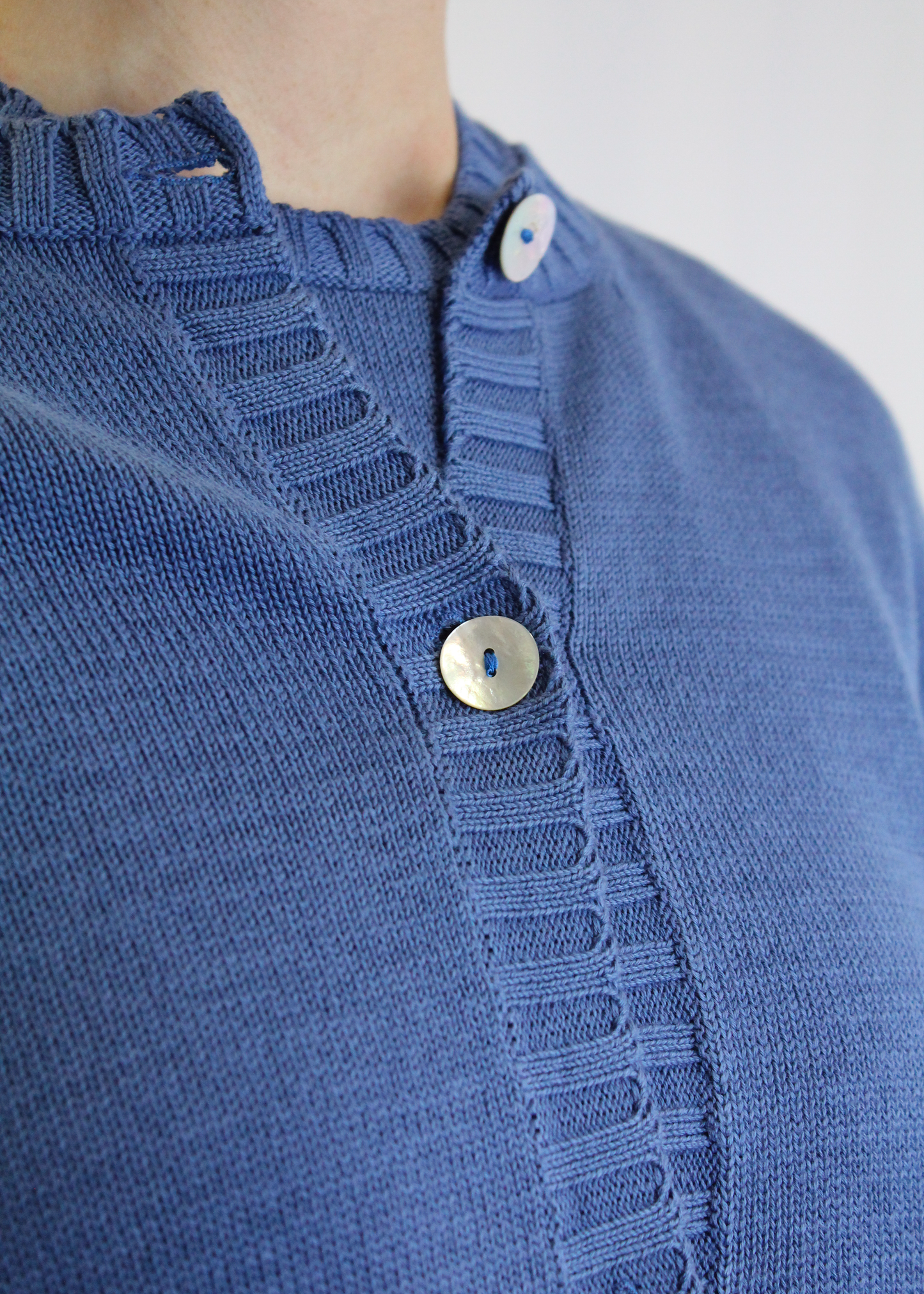 Cardigan artigianale girocollo in 100% cotone, con bottoni frontali e dettagli a coste su fondo e maniche. Morbido, traspirante e resistente, ideale per ogni stagione. Perfetto in coordinato con la t-shirt girocollo a maniche corte in cotone. Realizzato con cura dalla maglieria artigianale di Genova di Strike Inside. Made in Italy.