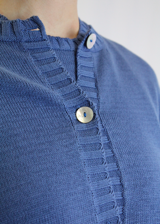 Cardigan artigianale girocollo in 100% cotone, con bottoni frontali e dettagli a coste su fondo e maniche. Morbido, traspirante e resistente, ideale per ogni stagione. Perfetto in coordinato con la t-shirt girocollo a maniche corte in cotone. Realizzato con cura dalla maglieria artigianale di Genova di Strike Inside. Made in Italy.