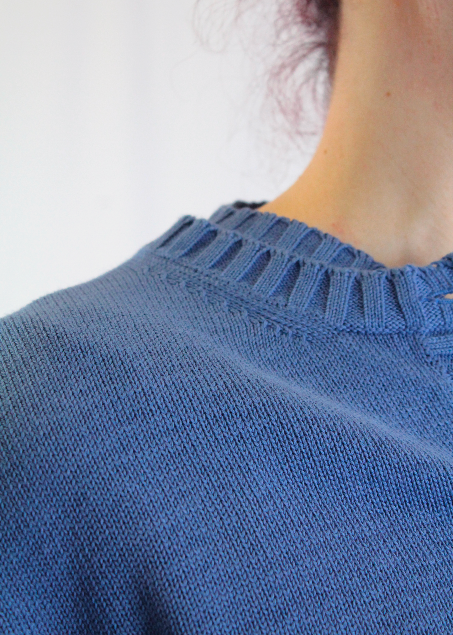 Cardigan artigianale girocollo in 100% cotone, con bottoni frontali e dettagli a coste su fondo e maniche. Morbido, traspirante e resistente, ideale per ogni stagione. Perfetto in coordinato con la t-shirt girocollo a maniche corte in cotone. Realizzato con cura dalla maglieria artigianale di Genova di Strike Inside. Made in Italy.