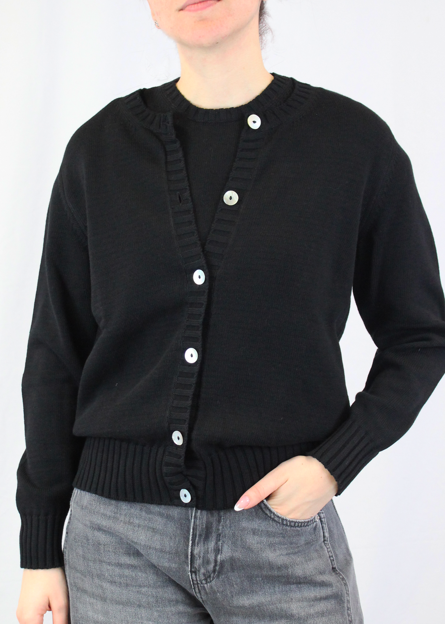 Cardigan artigianale girocollo in 100% cotone, con bottoni frontali e dettagli a coste su fondo e maniche. Morbido, traspirante e resistente, ideale per ogni stagione. Perfetto in coordinato con la t-shirt girocollo a maniche corte in cotone. Realizzato con cura dalla maglieria artigianale di Genova di Strike Inside. Made in Italy.