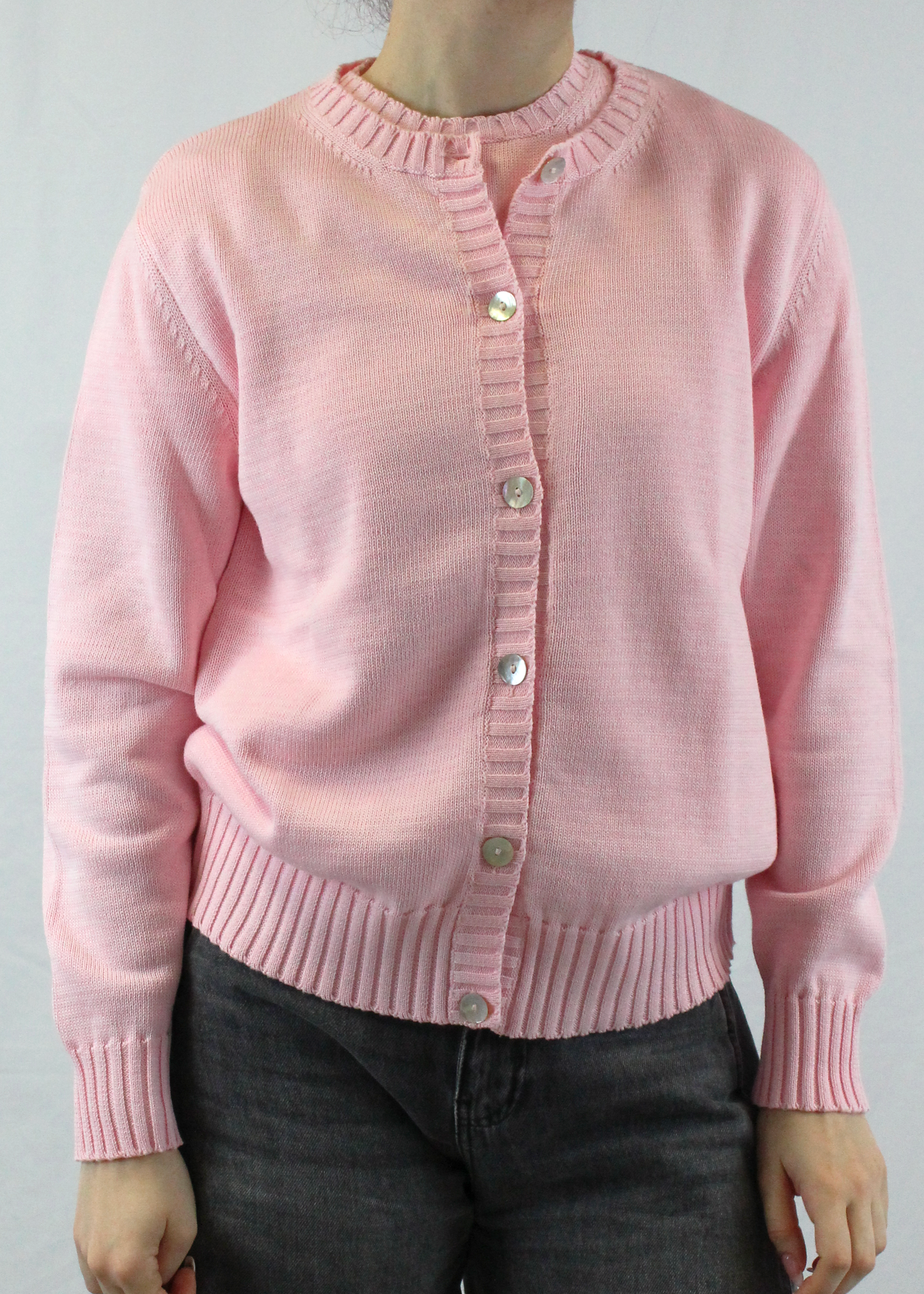 Cardigan artigianale girocollo in 100% cotone, con bottoni frontali e dettagli a coste su fondo e maniche. Morbido, traspirante e resistente, ideale per ogni stagione. Perfetto in coordinato con la t-shirt girocollo a maniche corte in cotone. Realizzato con cura dalla maglieria artigianale di Genova di Strike Inside. Made in Italy.