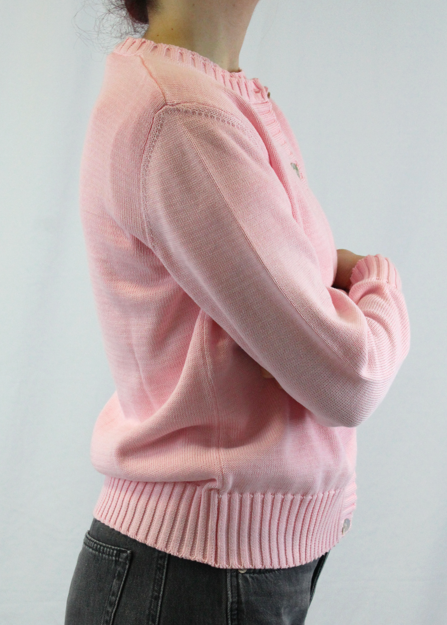 Cardigan artigianale girocollo in 100% cotone, con bottoni frontali e dettagli a coste su fondo e maniche. Morbido, traspirante e resistente, ideale per ogni stagione. Perfetto in coordinato con la t-shirt girocollo a maniche corte in cotone. Realizzato con cura dalla maglieria artigianale di Genova di Strike Inside. Made in Italy.