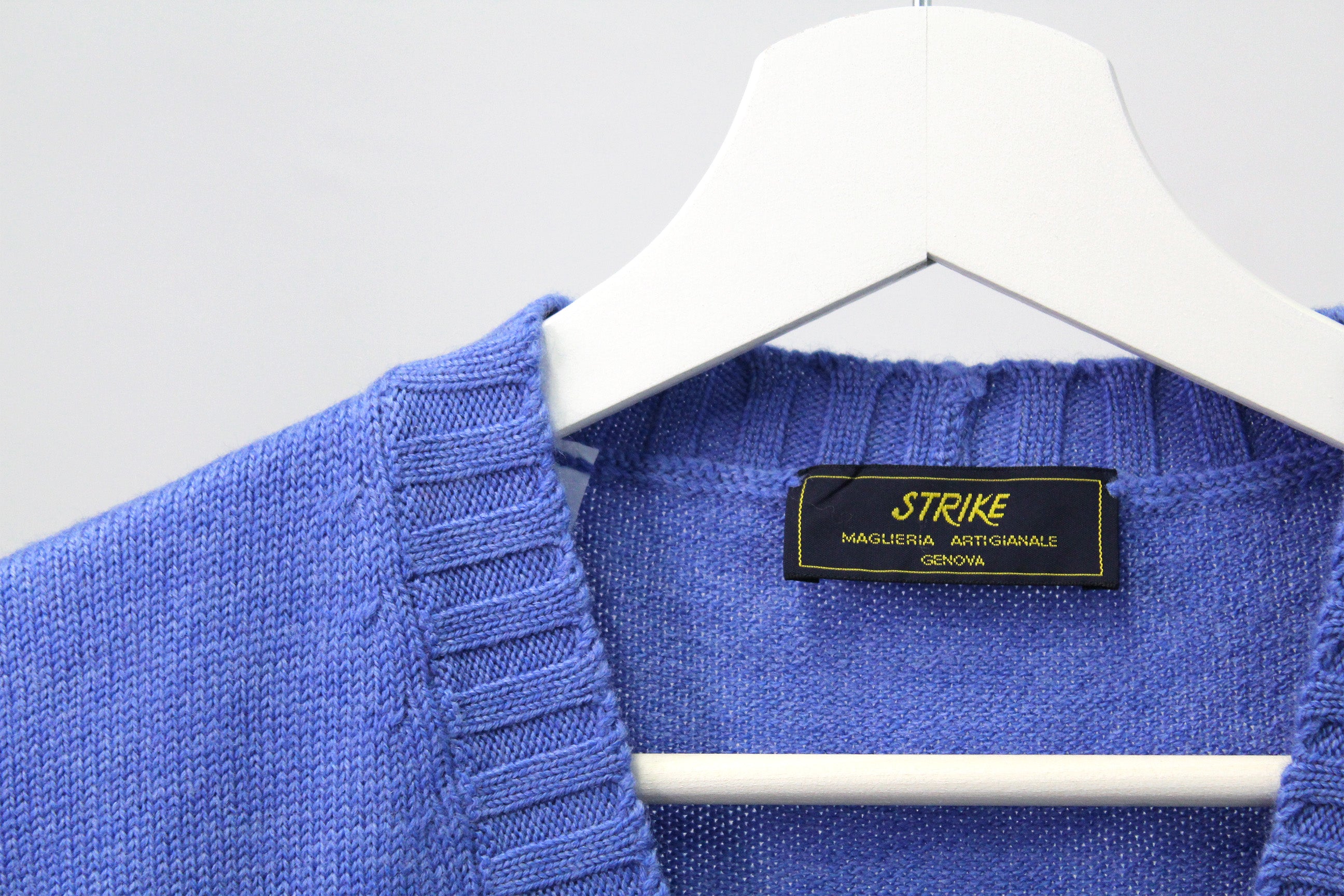 Cardigan Strike Inside con scollo a V e dettagli a coste, realizzato in 100% lana merino di altissima qualità nella nostra maglieria artigianale a Genova. Questo cardigan unisce semplicità ed eleganza, offrendo morbidezza, calore e una vestibilità impeccabile. Perfetto per un look casual-chic o elegante, è la scelta ideale per chi cerca uno stile raffinato e un comfort senza pari
