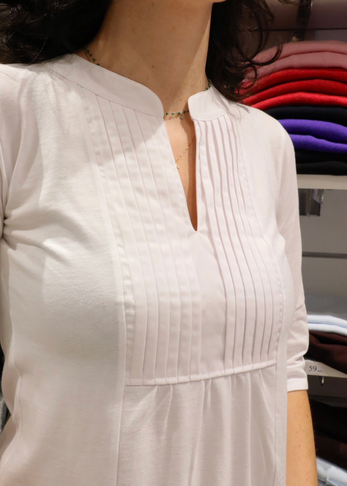 Casacca da donna in 100% cotone realizzata dalla maglieria artigianale Strike Inside a Genova, con scollo a V, maniche a 3/4 e fronte plissettato, vestibilità morbida e confortevole