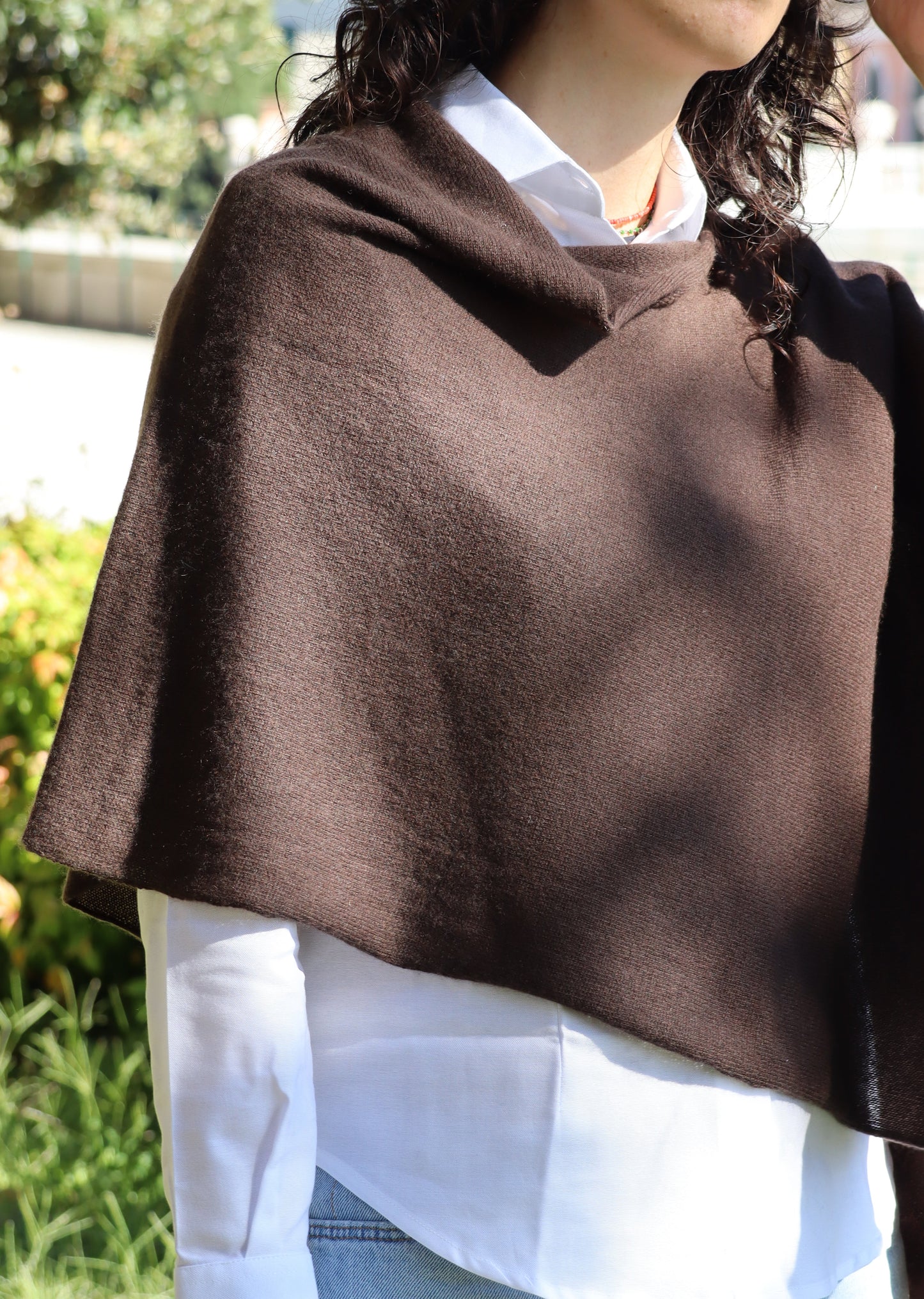 Poncho donna in cashmere Strike Inside, morbido ed elegante, realizzato artigianalmente in Italia. Accessorio di lusso disponibile in varie colorazioni, ideale per look raffinati e versatili.