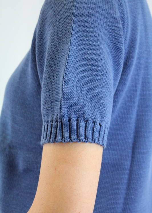 T-shirt artigianale girocollo a maniche corte in 100% cotone, con eleganti coste sulle maniche. Morbida, traspirante e resistente, ideale per ogni stagione. Perfetta in coordinato con il cardigan girocollo in cotone. Realizzata con cura dalla maglieria artigianale di Genova di Strike Inside. Made in Italy