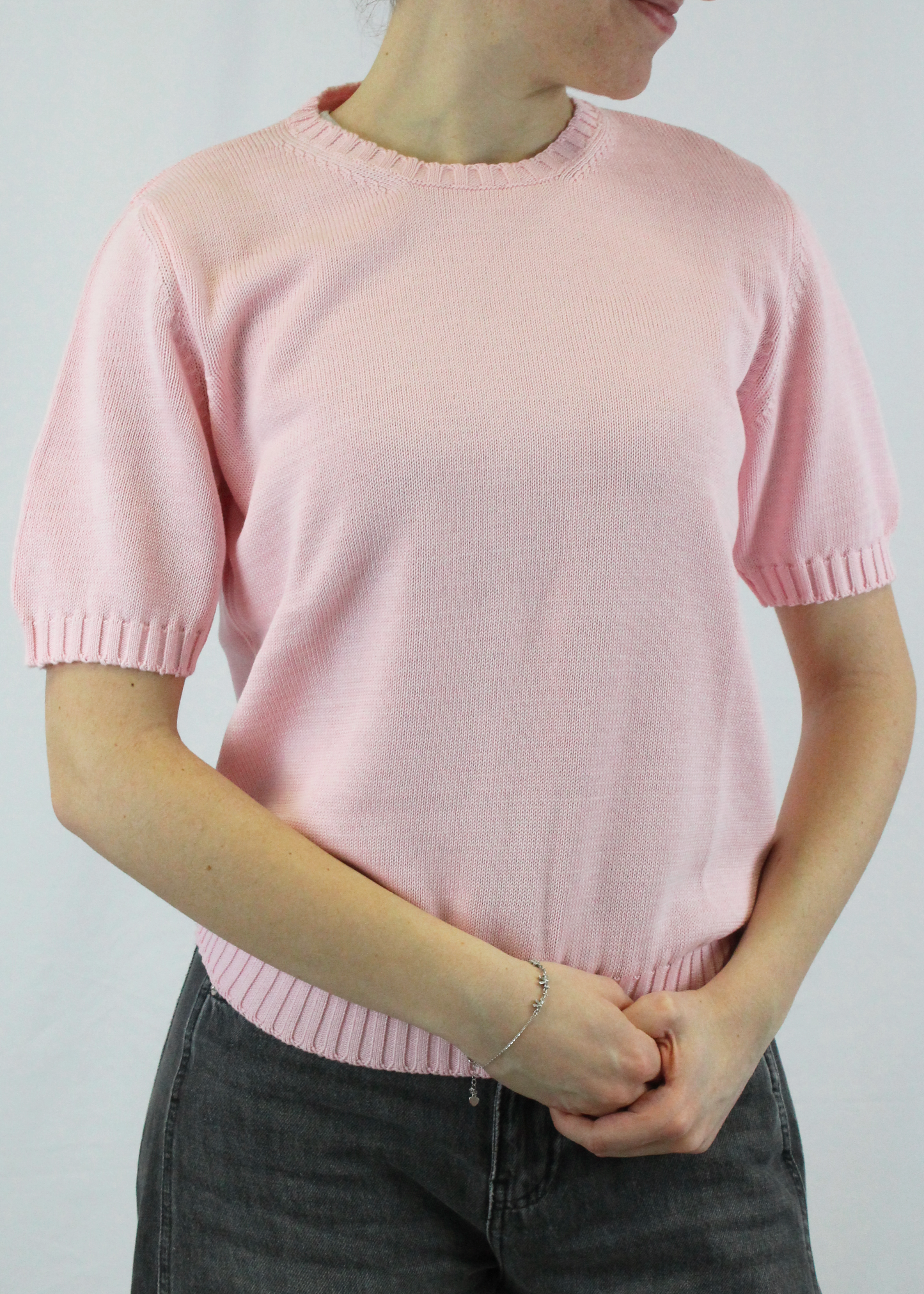 T-shirt artigianale girocollo a maniche corte in 100% cotone, con eleganti coste sulle maniche. Morbida, traspirante e resistente, ideale per ogni stagione. Perfetta in coordinato con il cardigan girocollo in cotone. Realizzata con cura dalla maglieria artigianale di Genova di Strike Inside. Made in Italy