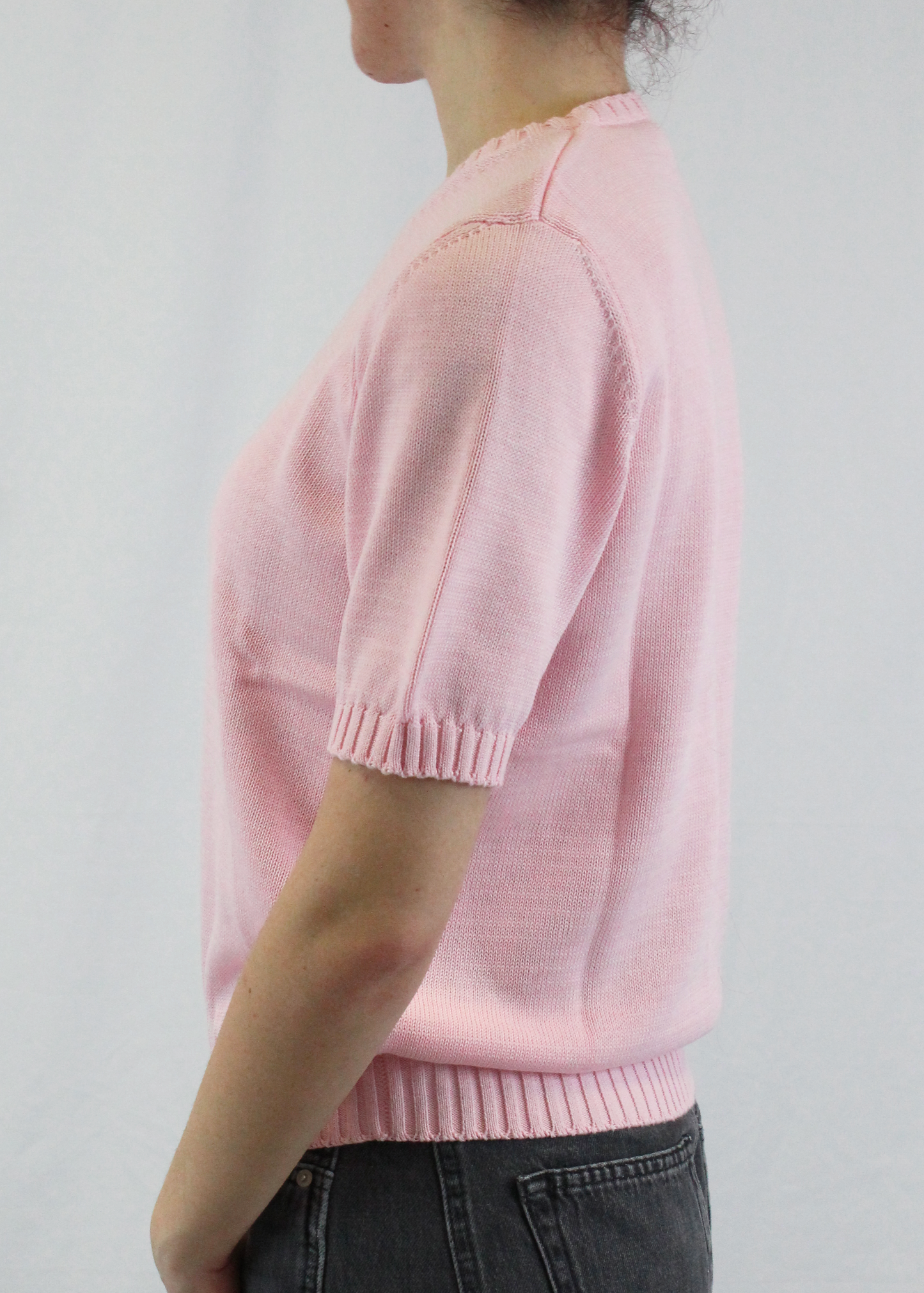 T-shirt artigianale girocollo a maniche corte in 100% cotone, con eleganti coste sulle maniche. Morbida, traspirante e resistente, ideale per ogni stagione. Perfetta in coordinato con il cardigan girocollo in cotone. Realizzata con cura dalla maglieria artigianale di Genova di Strike Inside. Made in Italy