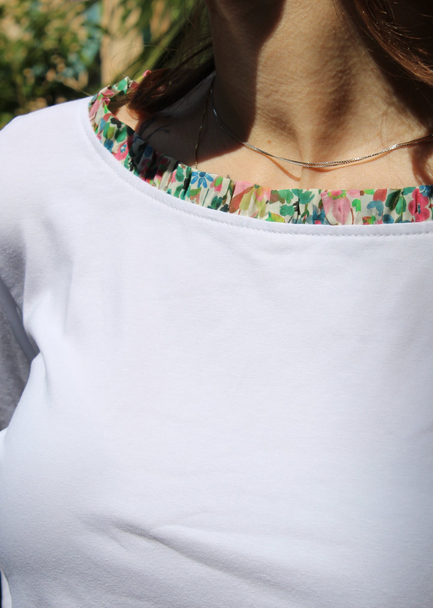 Maglietta artigianale in cotone elasticizzato con scollo a barchetta e delicate rouches. Morbida, confortevole e raffinata, con maniche a tre quarti per un look versatile e femminile. Disponibile in vari colori: naturale, bianco, blu, verde, rosso, rosa e altri. Realizzata con cura dalla maglieria artigianale di Genova di Strike Inside. Made in Italy.