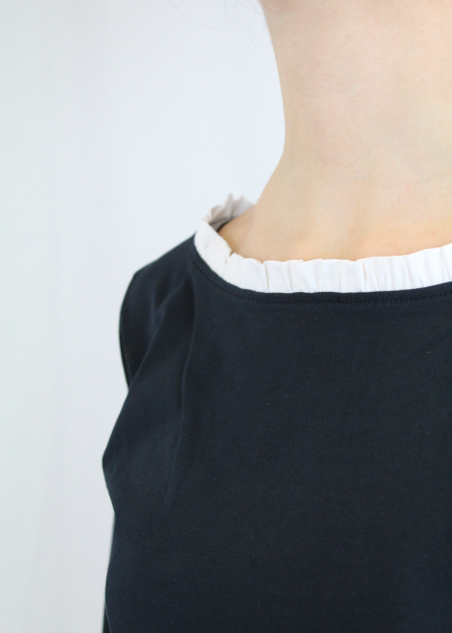 Maglietta artigianale in cotone elasticizzato con scollo a barchetta e delicate rouches. Morbida, confortevole e raffinata, con maniche a tre quarti per un look versatile e femminile. Disponibile in vari colori: naturale, bianco, blu, verde, rosso, rosa e altri. Realizzata con cura dalla maglieria artigianale di Genova di Strike Inside. Made in Italy.