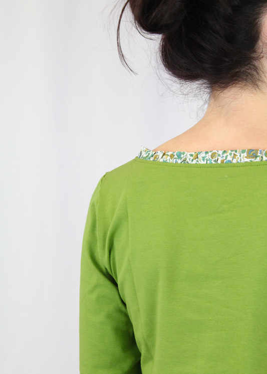 Maglietta artigianale in cotone elasticizzato con scollo a barchetta e delicate rouches. Morbida, confortevole e raffinata, con maniche a tre quarti per un look versatile e femminile. Disponibile in vari colori: naturale, bianco, blu, verde, rosso, rosa e altri. Realizzata con cura dalla maglieria artigianale di Genova di Strike Inside. Made in Italy.