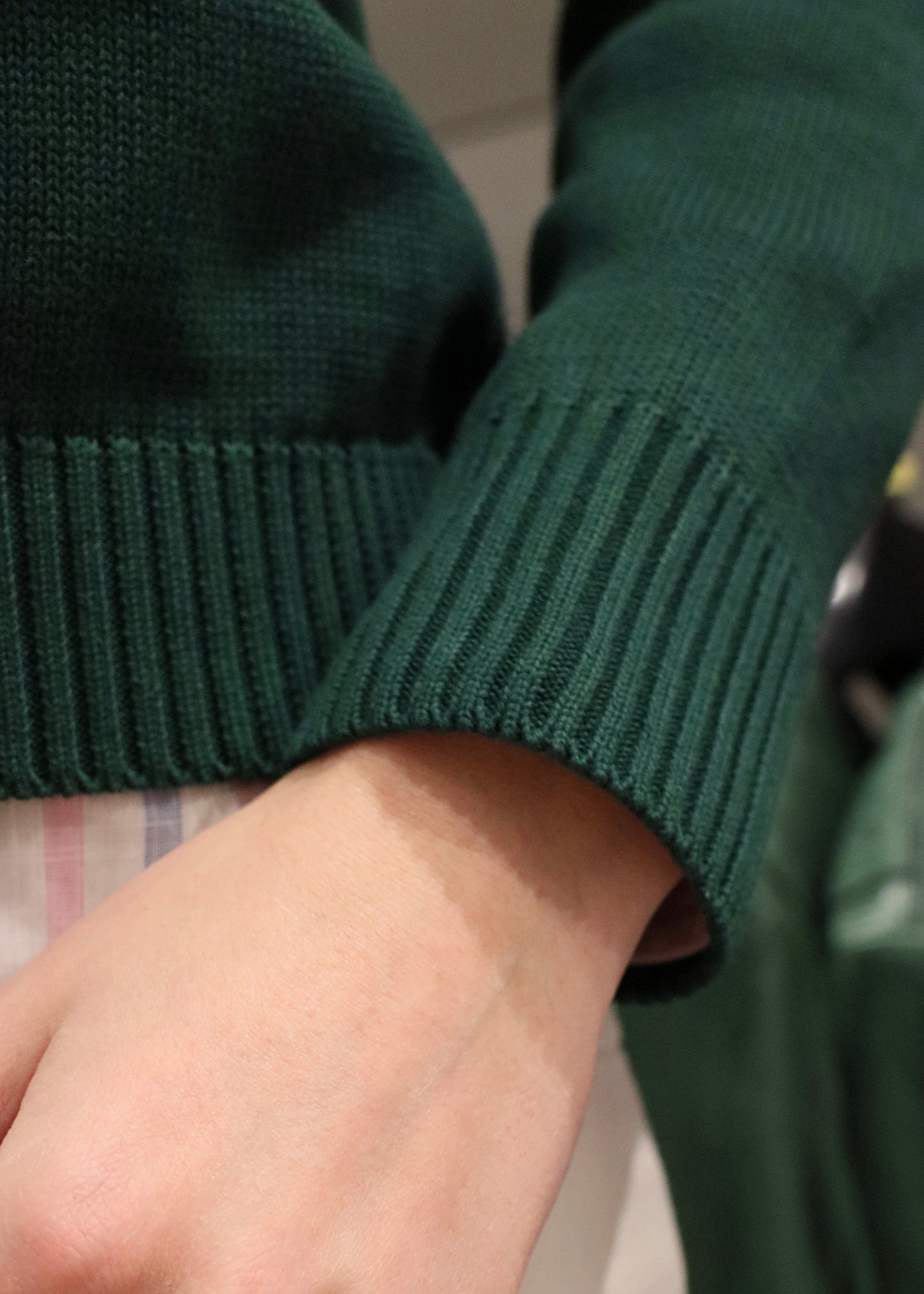 maglione donna in 100% lana merino con scollo a V, polsini e estremità a coste, strike inside genova.
