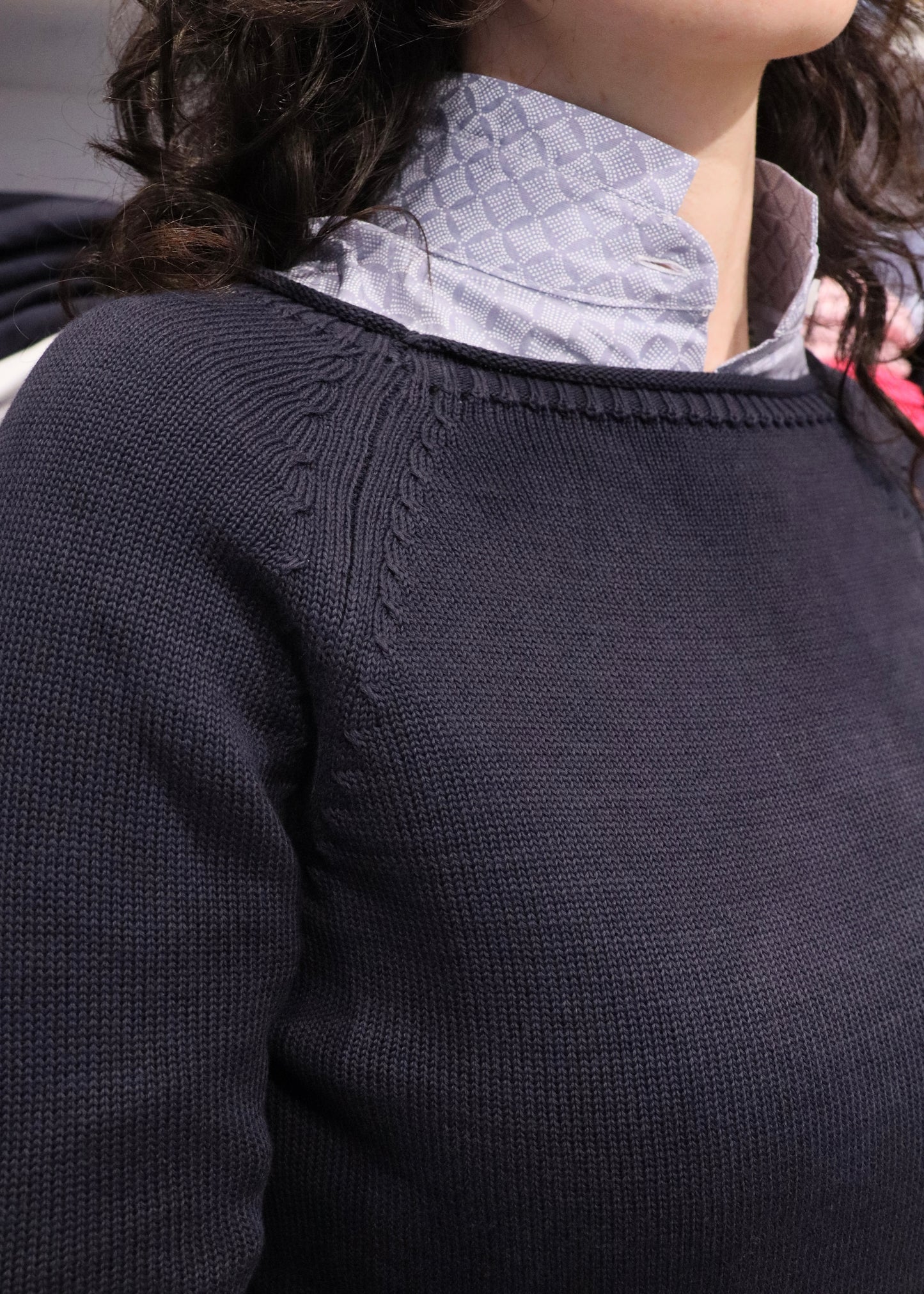 maglione donna in 100% lana merino con scollo dritto, modello Adriana, polsini a coste, strike inside genova.