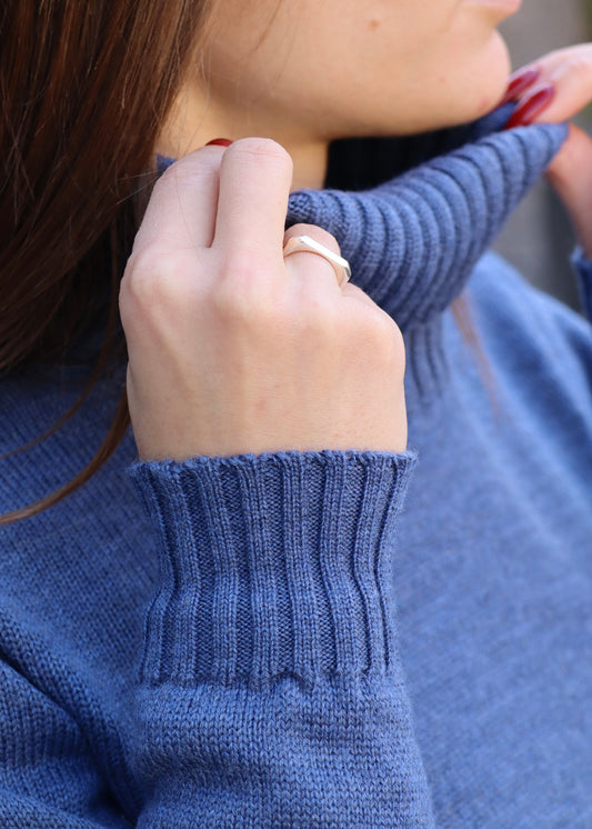 Maglione dolcevita in 100% lana merino del band Strike Inside, realizzato con filati pregiati Made in Italy nella nostra maglieria artigianale a Genova. Disponibile in diverse tonalità, dalle colorazioni neutre a quelle più vivaci, questo maglione con collo alto offre una vestibilità comoda e un tocco di eleganza. Perfetto per creare look sofisticati o casual, è l'ideale per chi cerca qualità, comfort e stile senza tempo