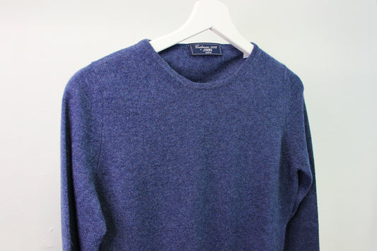 Maglione girocollo Strike Inside in 100% cashmere, un classico intramontabile reinterpretato con l’eccellenza del cashmere realizzato nella nostra maglieria artigianale a Genova. Morbido, leggero e incredibilmente caldo, questo maglione offre una sensazione di lusso al tatto, garantendo massimo comfort e raffinatezza. Perfetto per look eleganti e sofisticati, è l'ideale per chi cerca un capo versatile e di alta qualità