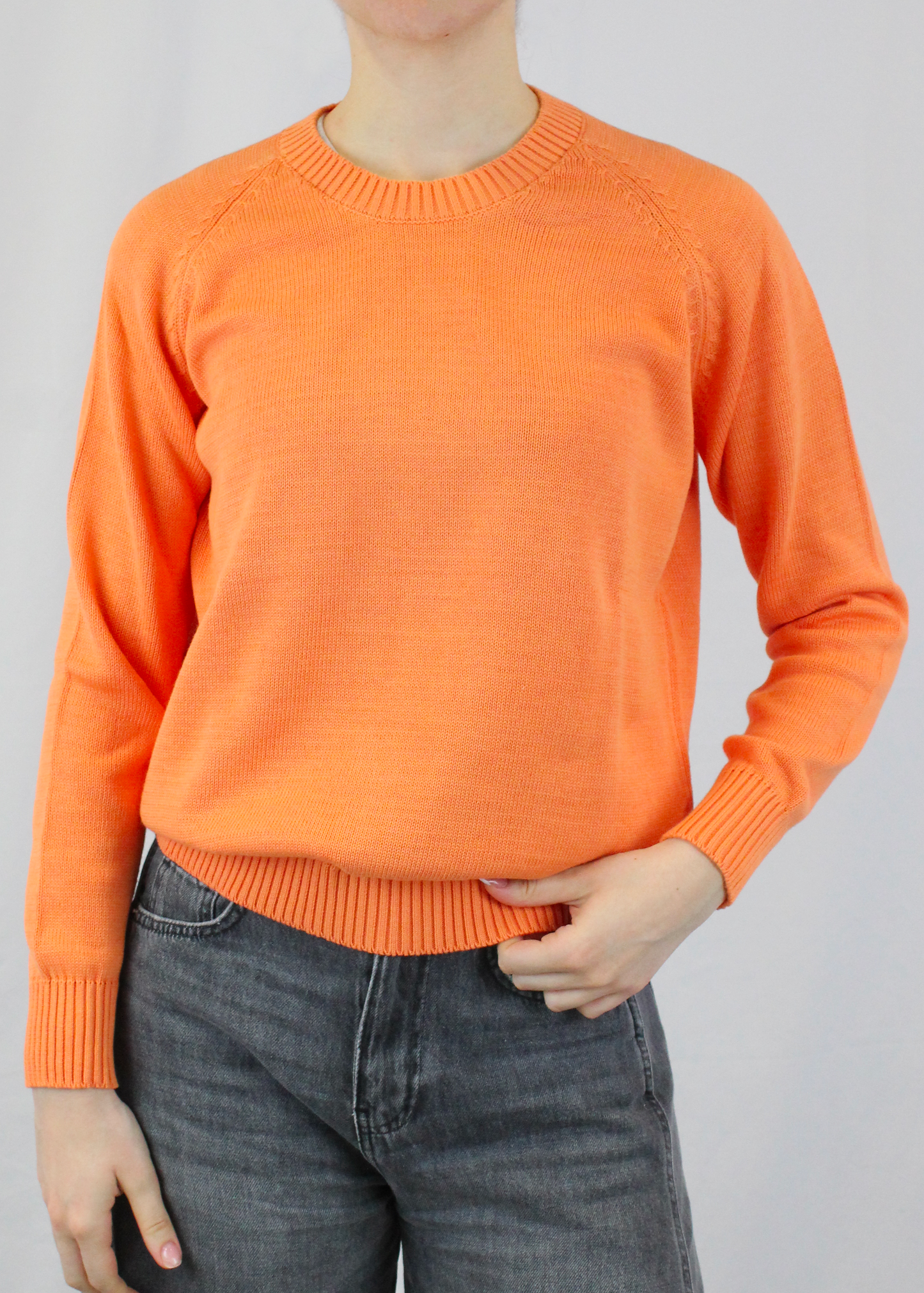 Maglione artigianale girocollo in 100% cotone, morbido, traspirante e perfetto per la primavera. Disponibile in una varietà di colori primaverili per uno stile versatile e raffinato. Realizzato con cura dalla maglieria artigianale di Genova di Strike Inside. Made in Italy.