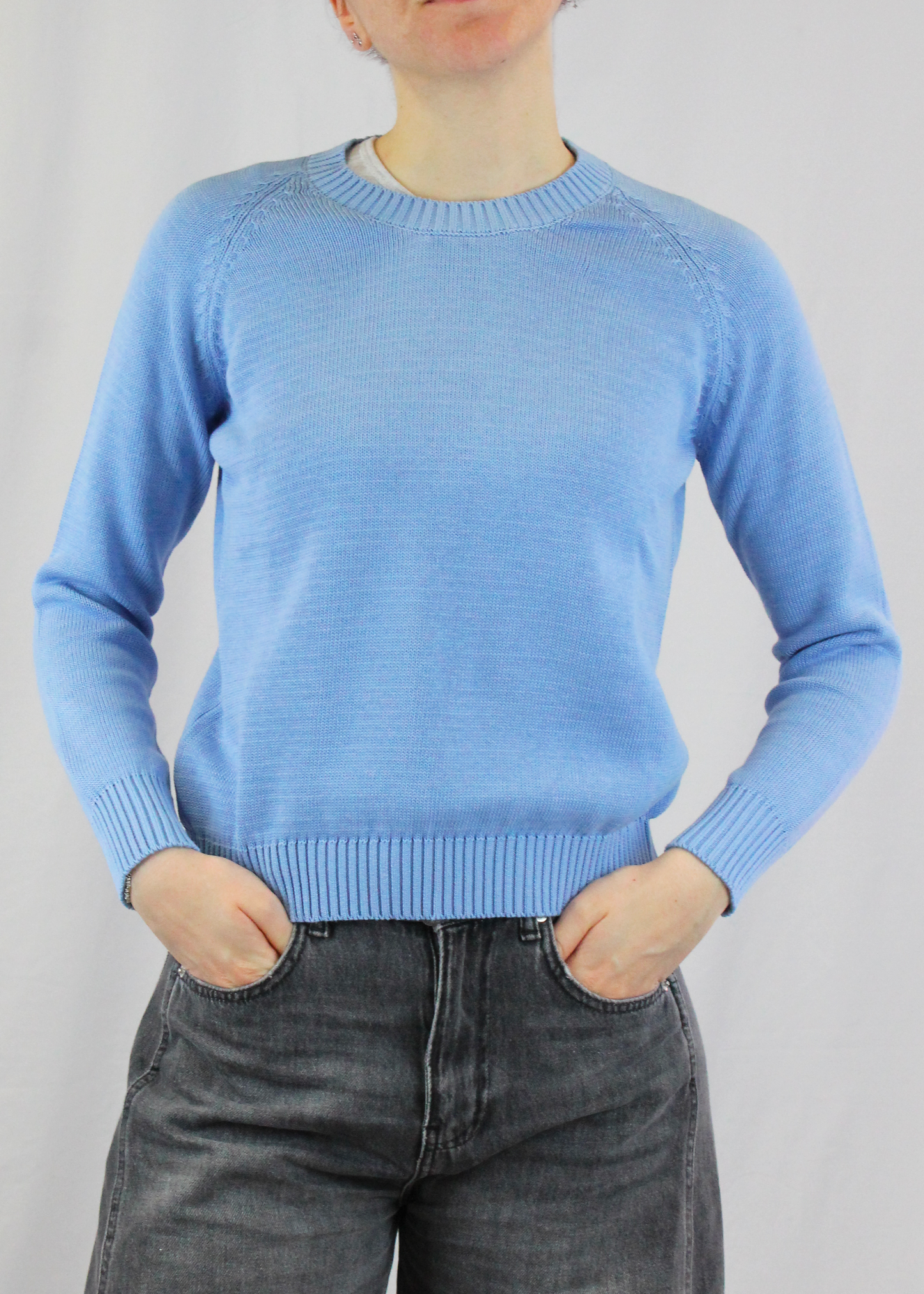 Maglione artigianale girocollo in 100% cotone, morbido, traspirante e perfetto per la primavera. Disponibile in una varietà di colori primaverili per uno stile versatile e raffinato. Realizzato con cura dalla maglieria artigianale di Genova di Strike Inside. Made in Italy.
