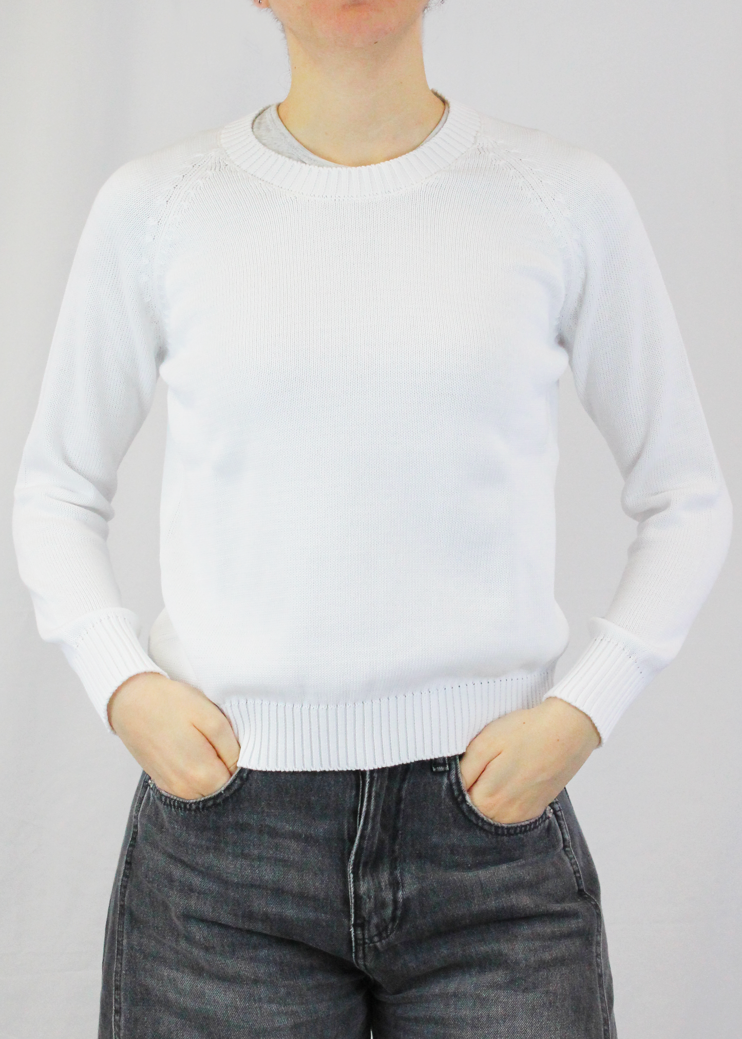 Maglione artigianale girocollo in 100% cotone, morbido, traspirante e perfetto per la primavera. Disponibile in una varietà di colori primaverili per uno stile versatile e raffinato. Realizzato con cura dalla maglieria artigianale di Genova di Strike Inside. Made in Italy.