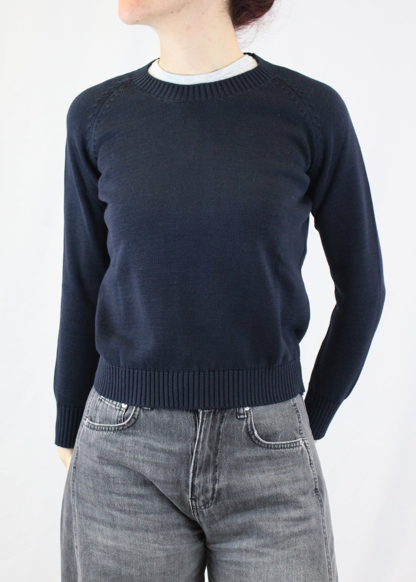 Maglione artigianale girocollo in 100% cotone, morbido, traspirante e perfetto per la primavera. Disponibile in una varietà di colori primaverili per uno stile versatile e raffinato. Realizzato con cura dalla maglieria artigianale di Genova di Strike Inside. Made in Italy.