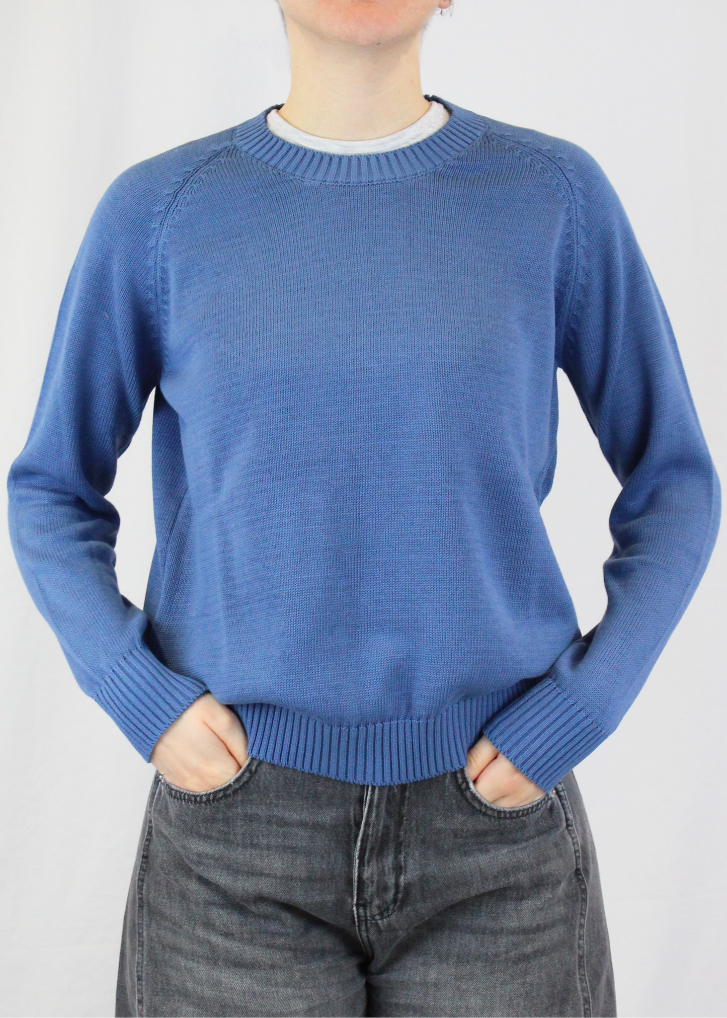 Maglione artigianale girocollo in 100% cotone, morbido, traspirante e perfetto per la primavera. Disponibile in una varietà di colori primaverili per uno stile versatile e raffinato. Realizzato con cura dalla maglieria artigianale di Genova di Strike Inside. Made in Italy.
