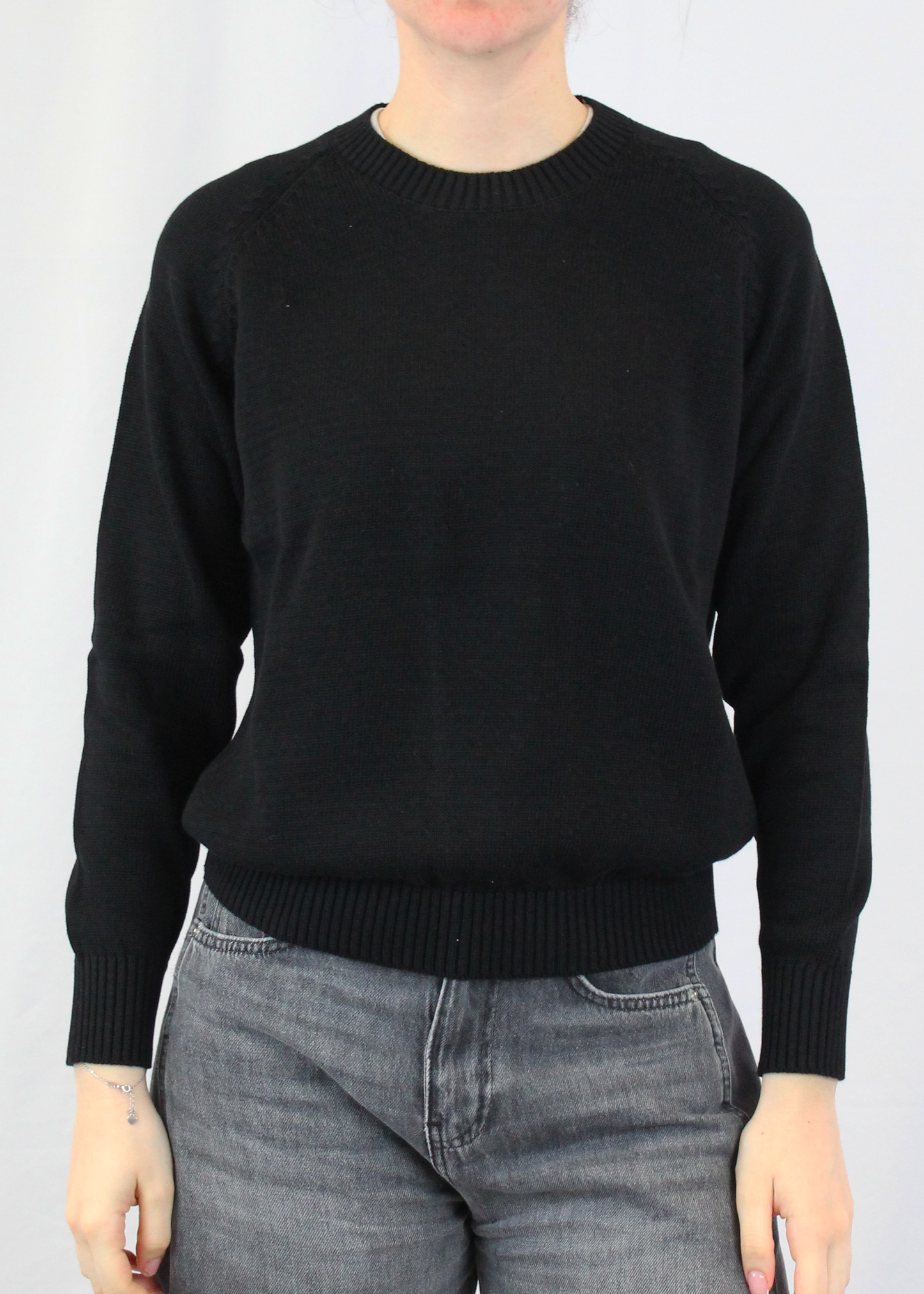 Maglione artigianale girocollo in 100% cotone, morbido, traspirante e perfetto per la primavera. Disponibile in una varietà di colori primaverili per uno stile versatile e raffinato. Realizzato con cura dalla maglieria artigianale di Genova di Strike Inside. Made in Italy.