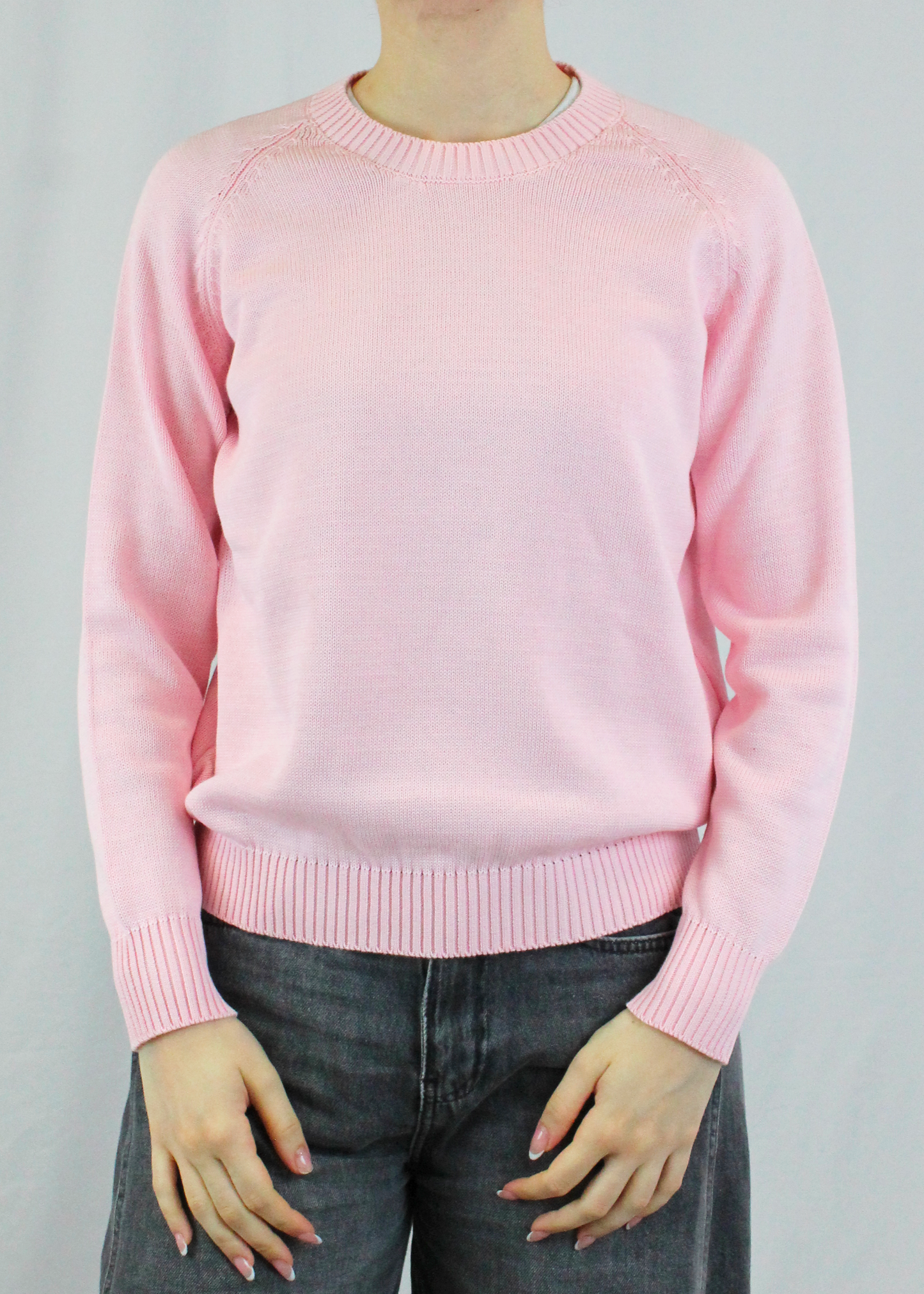 Maglione artigianale girocollo in 100% cotone, morbido, traspirante e perfetto per la primavera. Disponibile in una varietà di colori primaverili per uno stile versatile e raffinato. Realizzato con cura dalla maglieria artigianale di Genova di Strike Inside. Made in Italy.
