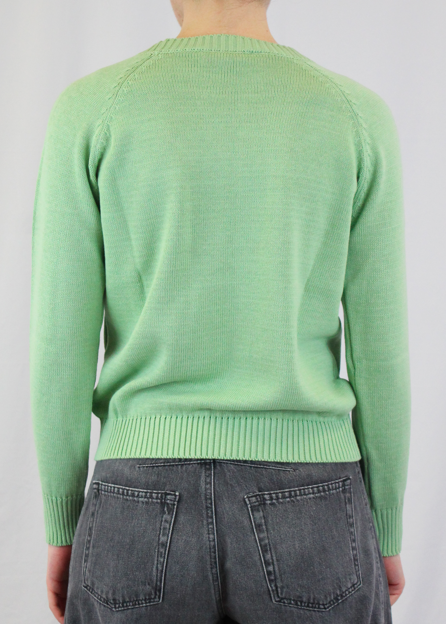 Maglione artigianale girocollo in 100% cotone, morbido, traspirante e perfetto per la primavera. Disponibile in una varietà di colori primaverili per uno stile versatile e raffinato. Realizzato con cura dalla maglieria artigianale di Genova di Strike Inside. Made in Italy.