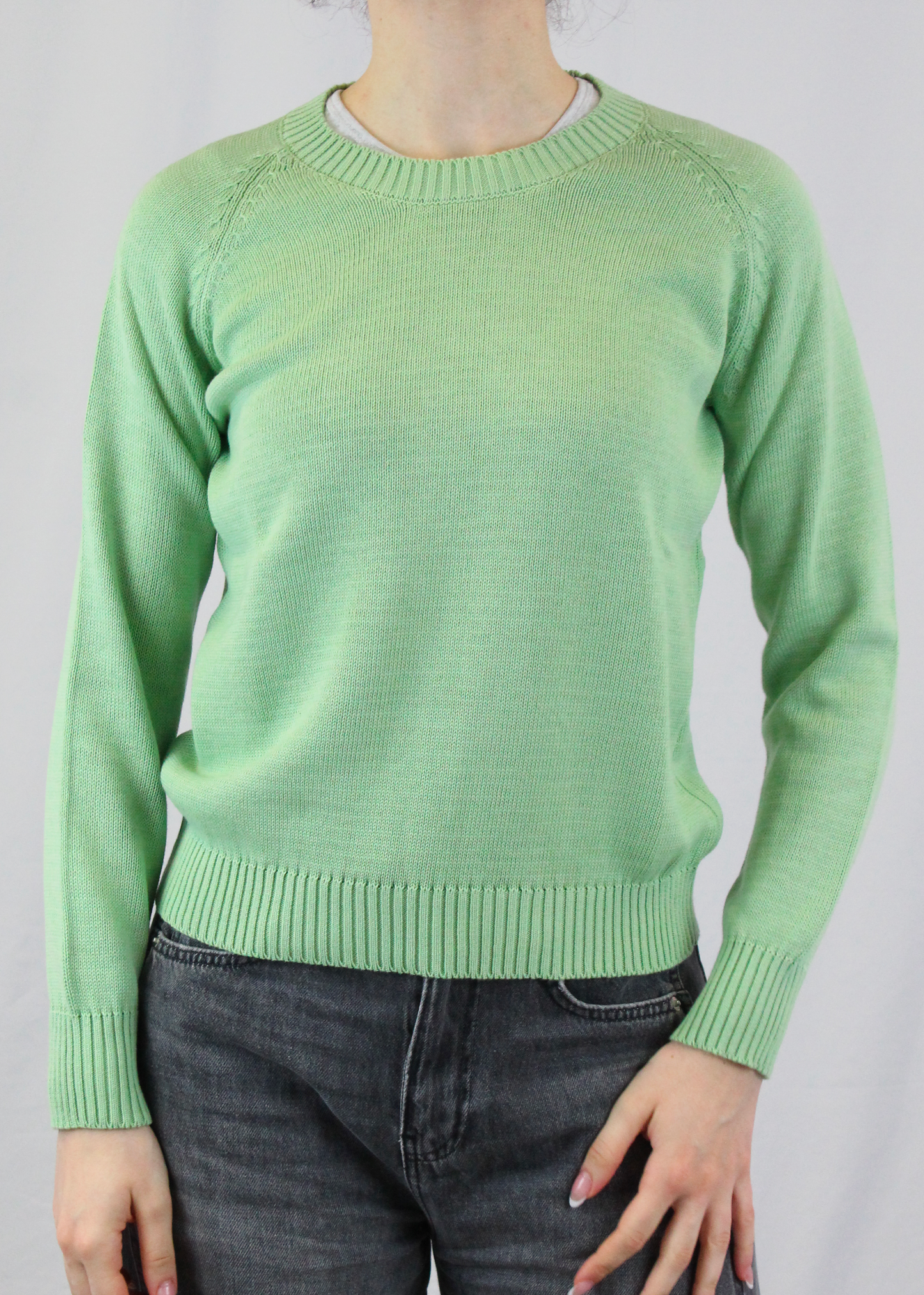 Maglione artigianale girocollo in 100% cotone, morbido, traspirante e perfetto per la primavera. Disponibile in una varietà di colori primaverili per uno stile versatile e raffinato. Realizzato con cura dalla maglieria artigianale di Genova di Strike Inside. Made in Italy.