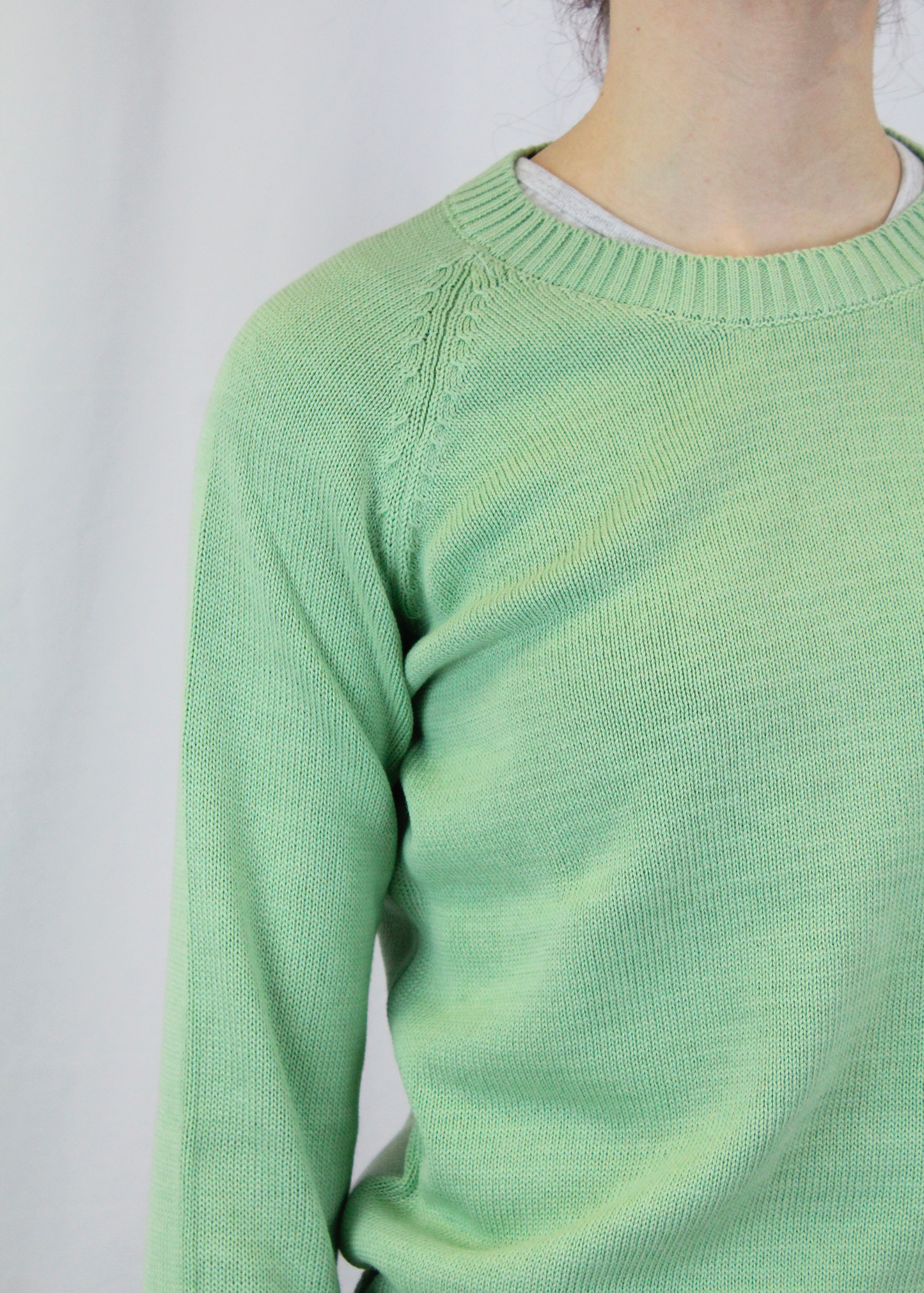 Maglione artigianale girocollo in 100% cotone, morbido, traspirante e perfetto per la primavera. Disponibile in una varietà di colori primaverili per uno stile versatile e raffinato. Realizzato con cura dalla maglieria artigianale di Genova di Strike Inside. Made in Italy.