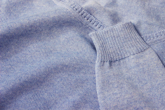 Maglione girocollo Piuma Strike Inside in lana merino 100%, un capo che unisce leggerezza estrema e calore naturale. Realizzato con pregiata lana merino, questo maglione ha una texture sottile e impalpabile che lo rende ideale per ogni stagione, garantendo comfort, traspirabilità e una vestibilità raffinata. Perfetto per look casual eleganti o per l'abbigliamento quotidiano, è la scelta ideale per chi cerca qualità e stile senza tempo