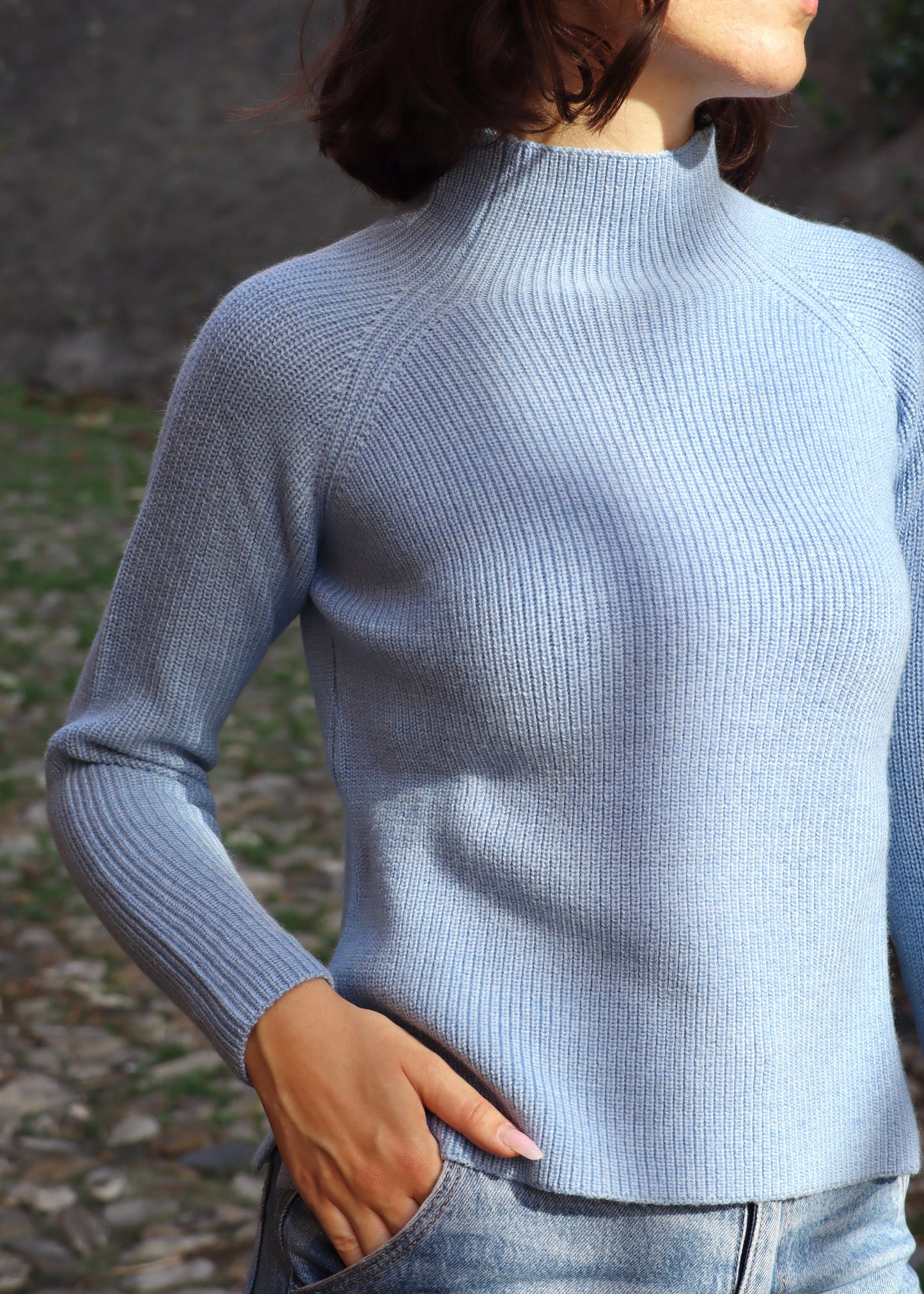 Maglione in lana merino extrafine con collo a vulcano, dal design pulito e vestibilità regolare. Capo Made in Italy, perfetto per la stagione autunnale e invernale. Di Strike inside maglieria artigianale di Genova. Disponibile in una varietà di colori