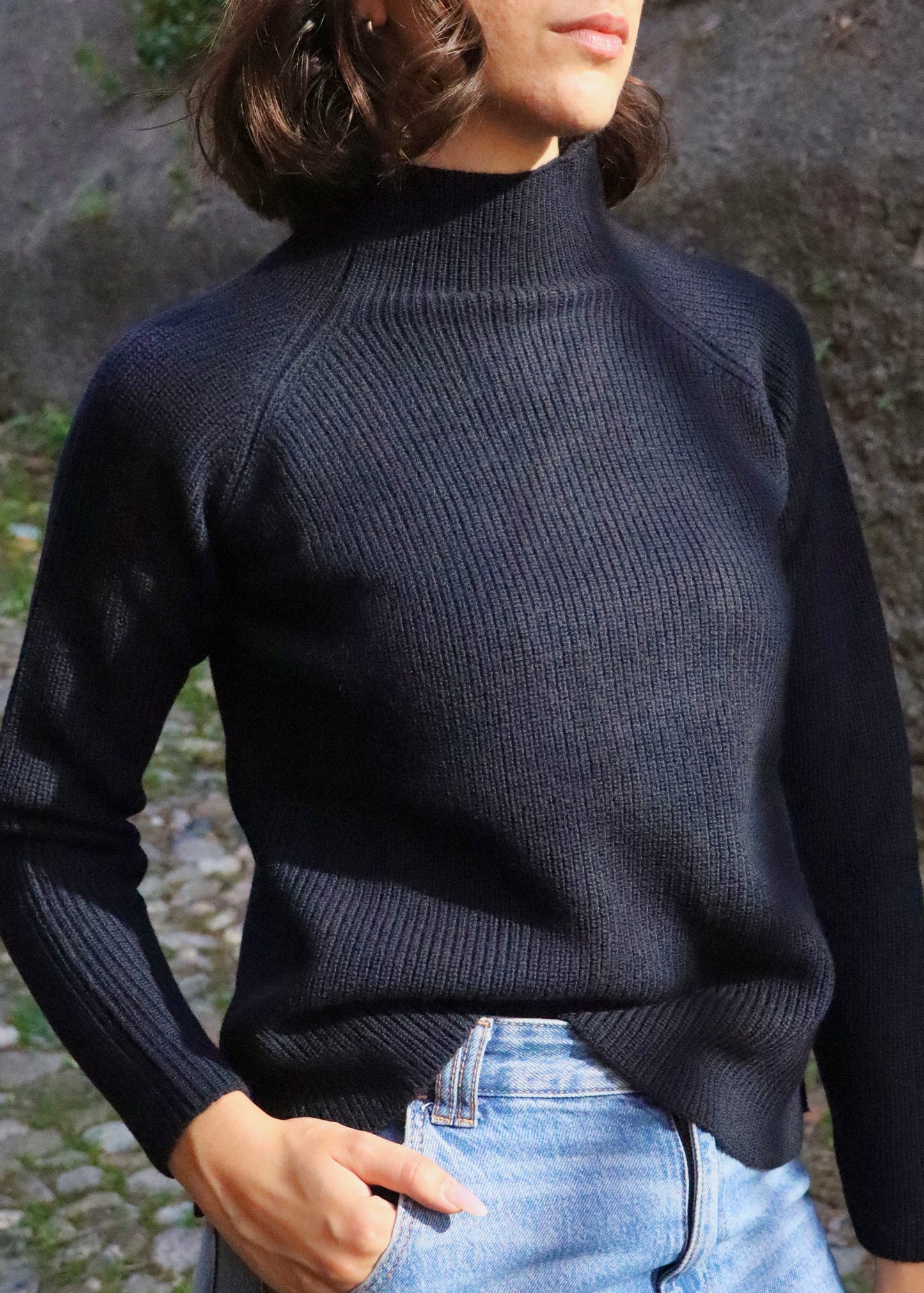 Maglione in lana merino extrafine con collo a vulcano, dal design pulito e vestibilità regolare. Capo Made in Italy, perfetto per la stagione autunnale e invernale. Di Strike inside maglieria artigianale di Genova. Disponibile in una varietà di colori